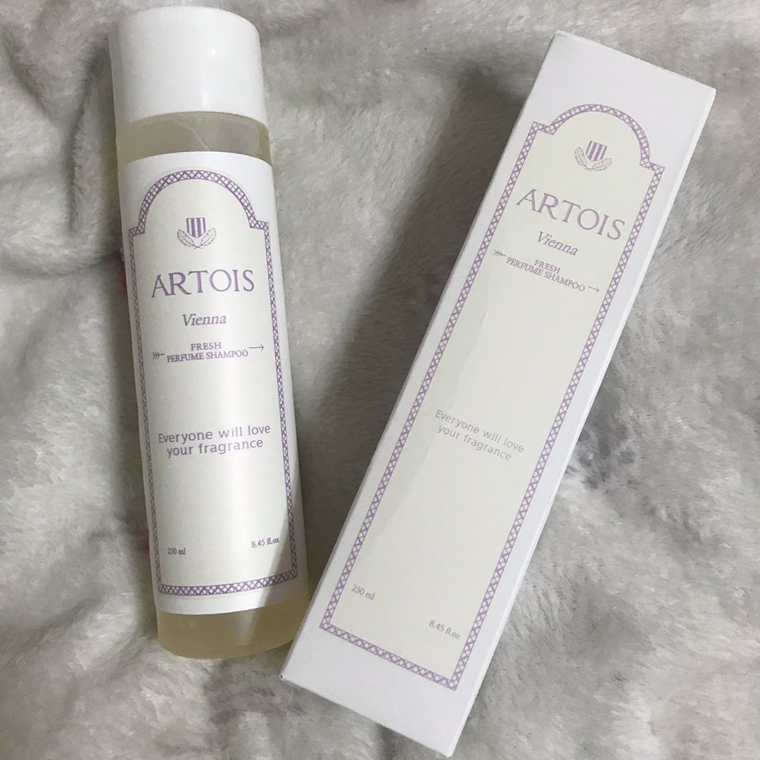 지 현 (cнelѕea) on Instagram: “탈색 많이 한 나같은 사람들에겐 꼭 필요한 약산성샴푸 [ 아르투아 비엔나 퍼퓸 삼푸] 5가지의 순한 허브추출물 성분으로 두피 관리하는데 최고 !! 사용해보니까 깊고 성숙한 파우더 향이라 사용하고 난 뒤 하루 종일 좋은 냄새로 가득했다 ,,…”