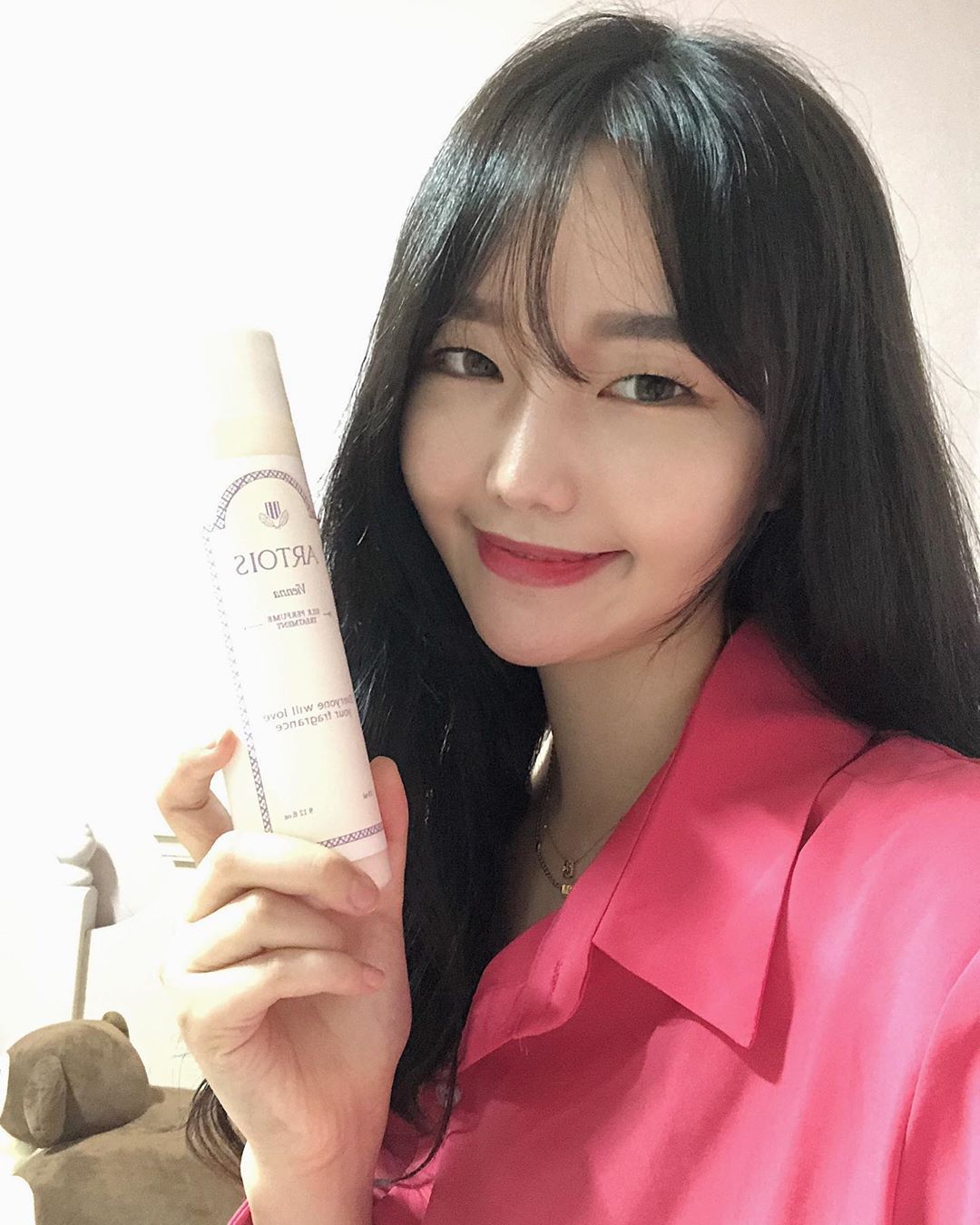 하니 on Instagram: “아르투아 비엔나 실크 퍼퓸 트리트먼트  트리트먼트 사용 후에 돌아다니는데, 향수 안뿌렸음에도 불구하고 온종일 나한테서 애기애기스러운 향이 났당👶🏻 성숙한 파우더향 좋아요 ! 단백질 성분이 들어있어서 미용실에서 케어 받은 후처럼 머릿결이 부드러워져서…”