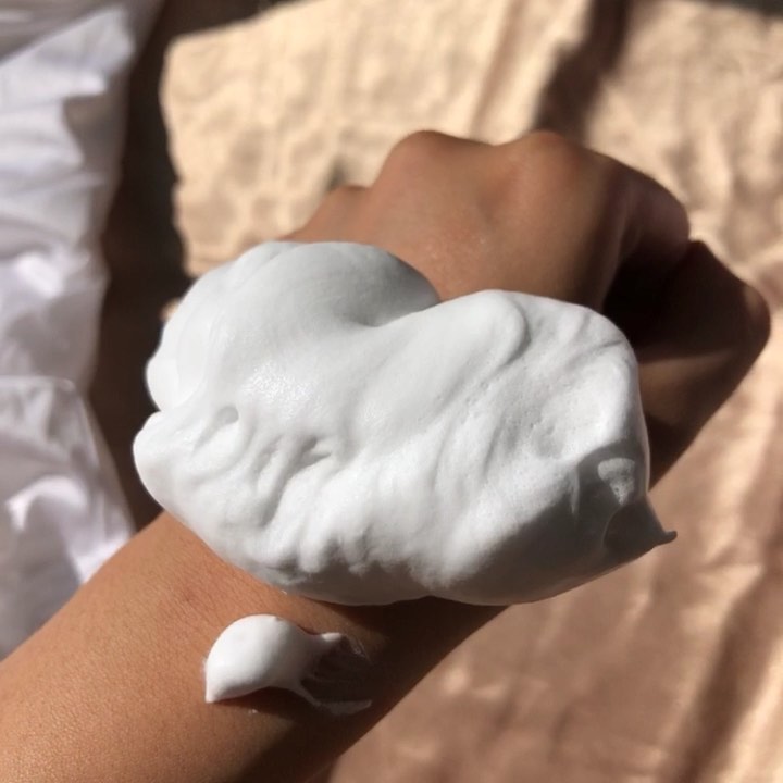 💄My makeup MY Life 💎 on Instagram: “(ENG SUB BELOW) ☁️💦🧖🏻‍♀️ 화장할때도 스킨케어할때도 눈에 띄는 각질 각질 각질 이놈의 각질들!!! 가을만 되면 아주 난리를 치는듯 ㅠㅠ 이럴때 일수록 각질제거를 주 1-2회 정도 꾸준히 해줘야하는데, 당연히, 좋은 제품으로 해줘야…”