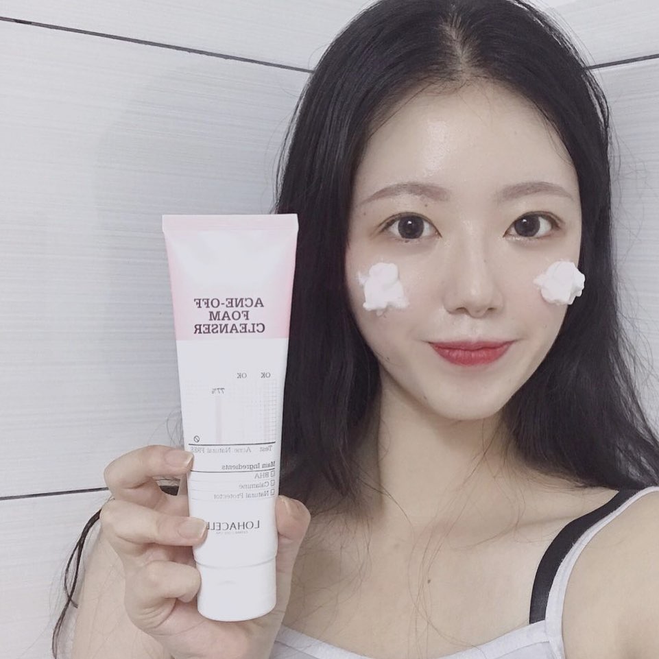 정혜민 on Instagram: “여드름과 트러블 완화에 도움이 될 수 있는 살리실산과 칼라민이 함유된 로하셀 아크네 오프 폼 클렌저💖 쫀쫀하고 풍성한 거품으로 피부 자극을 최소화하고 모공 속 노폐물을 흡착하여 건강한 피부를 만들 수 있는 제품이예요☁️☁️ . . . #로하셀…”