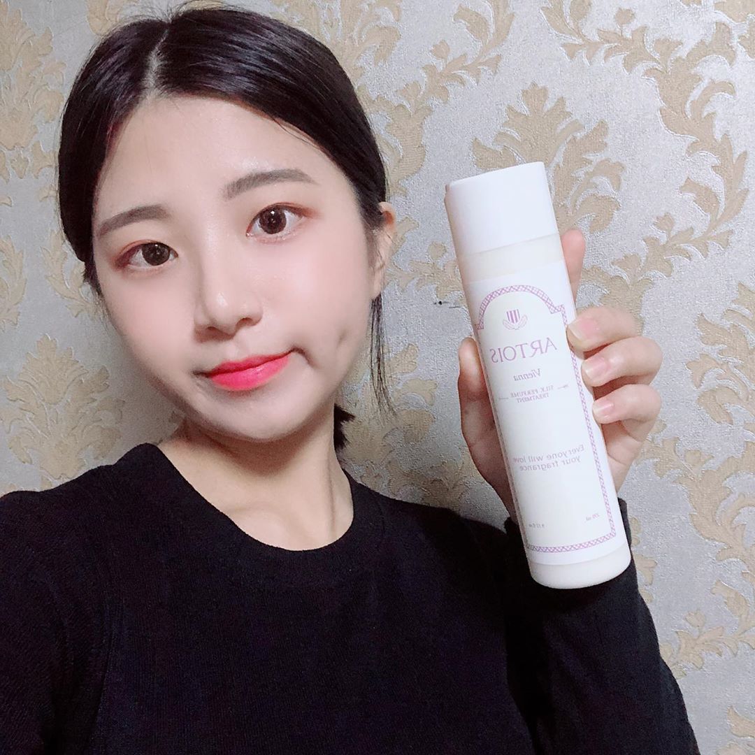 김이슬 on Instagram: “아르투아 비엔나 실크 퍼퓸트리트먼트🥰 . 일주일 넘게 사용하고 학교를 다니면서 생머리였던 머리카락을 더 보들보들하게 바꿔준 것 같아서 매일매일 사용하고 있습니다😁 . 파우더 앤 솝향으로 깊고 성숙한 파우더향이 나고 오랫동안 좋은 향이 나서…”