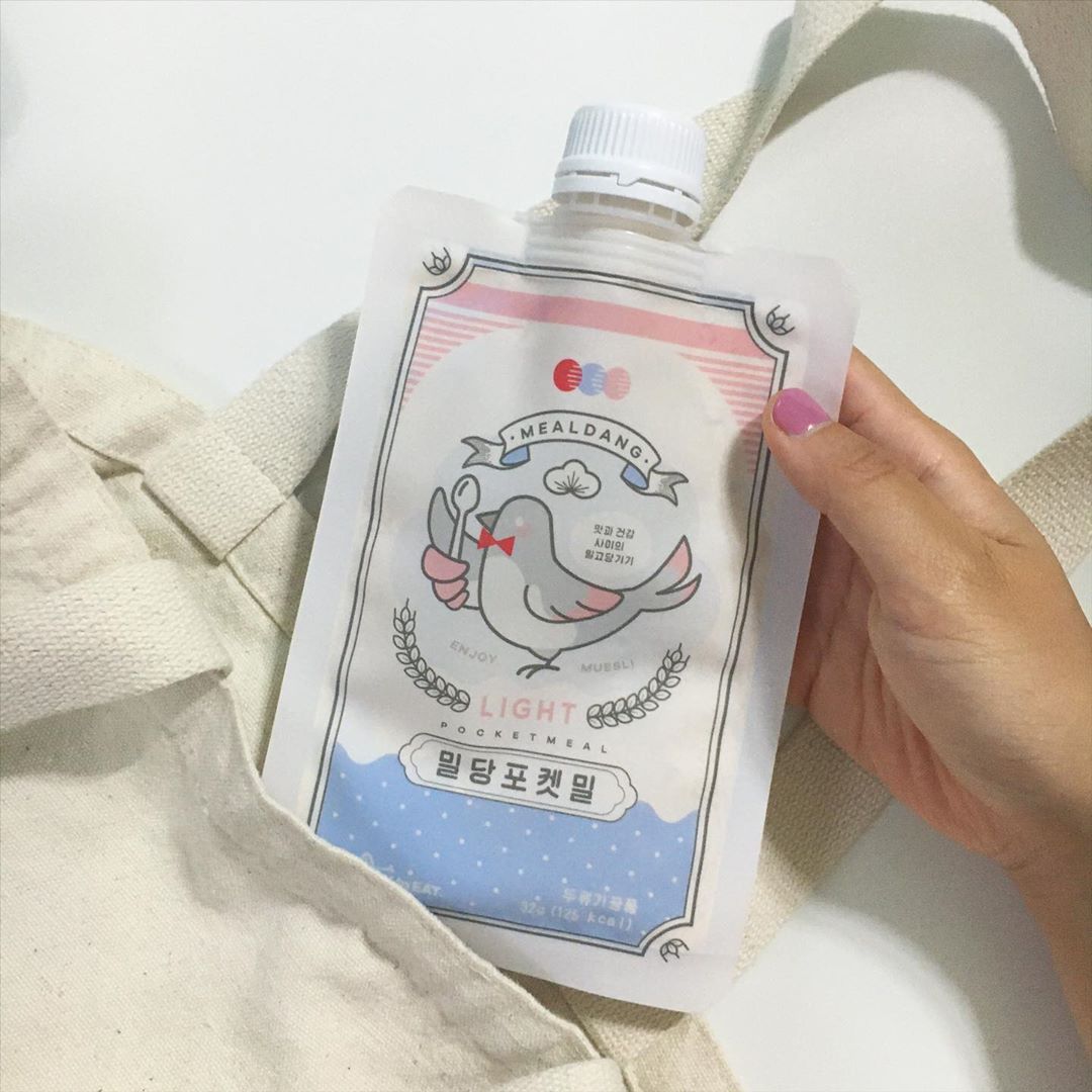 어썸 :) on Instagram: “#하우투잇 #밀당포켓밀  라이트맛💞  물만 넣어 완성 하는 한 끼 ! 미숫가루 맛이나서 넘넘 맛있게 먹을 수 있더🧚🏻‍♀️ #아침식사대용 으로 아주 잘 먹고 있다! 출근할 때마다 가방에 쏙 넣고 다녀용 . 라이트맛은, 저칼로리, 저당, 저나트륨으로…”