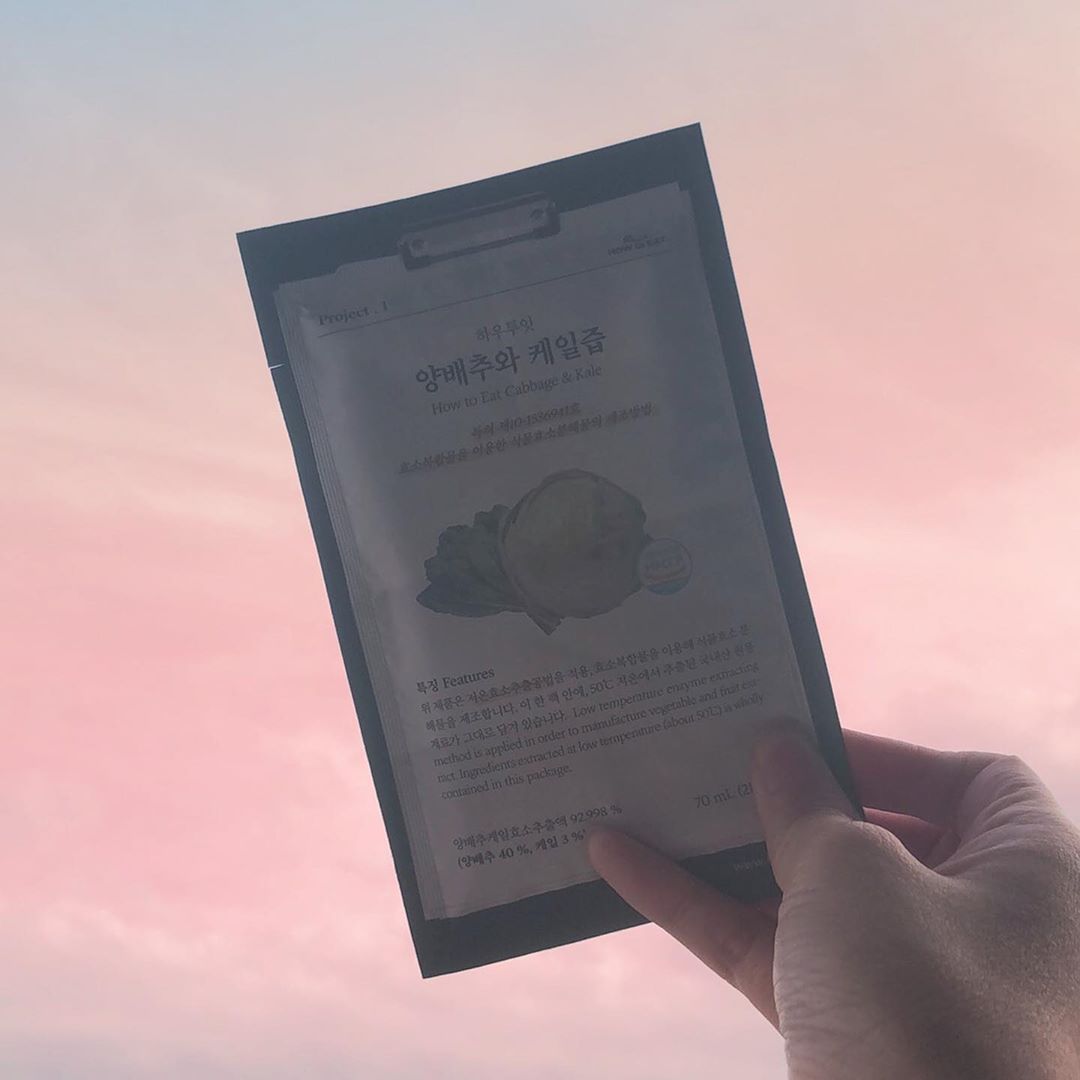 프롬더마인 on Instagram: “요즘 속이너무안좋아서 양배추즙 찾아보다가 다른건 너무 향,맛이 역해서....😢케일이랑 섞여있길래 구매했는데 완죠니 맛있다👍🏻 공복에 먹어도 부담감없어서 아침대신에도 굳! 다른맛도 궁금해서 도전중!  #건강즙 #하우투잇 #건강스타그램 #먹스타그램…”