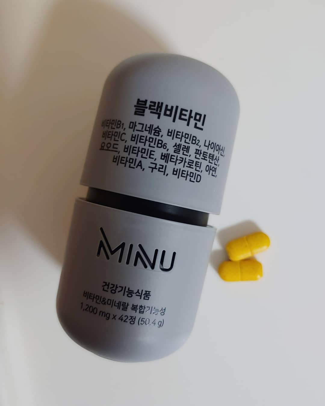 김가윤 💕 on Instagram: “남성에게 필요한 15종의 비타민과 미네랄을 함유하고있는 남성들을 위한 멀티비타민제품 #미누블랙비타민 ! 이외에도 밀크씨슬을 함유한 16종의 부원료가 함유되어 있어요☺ 피곤해하는 남성분들을 위한 미누블랙비타민 추천!👍 추천!😊 . . . . . . .…”