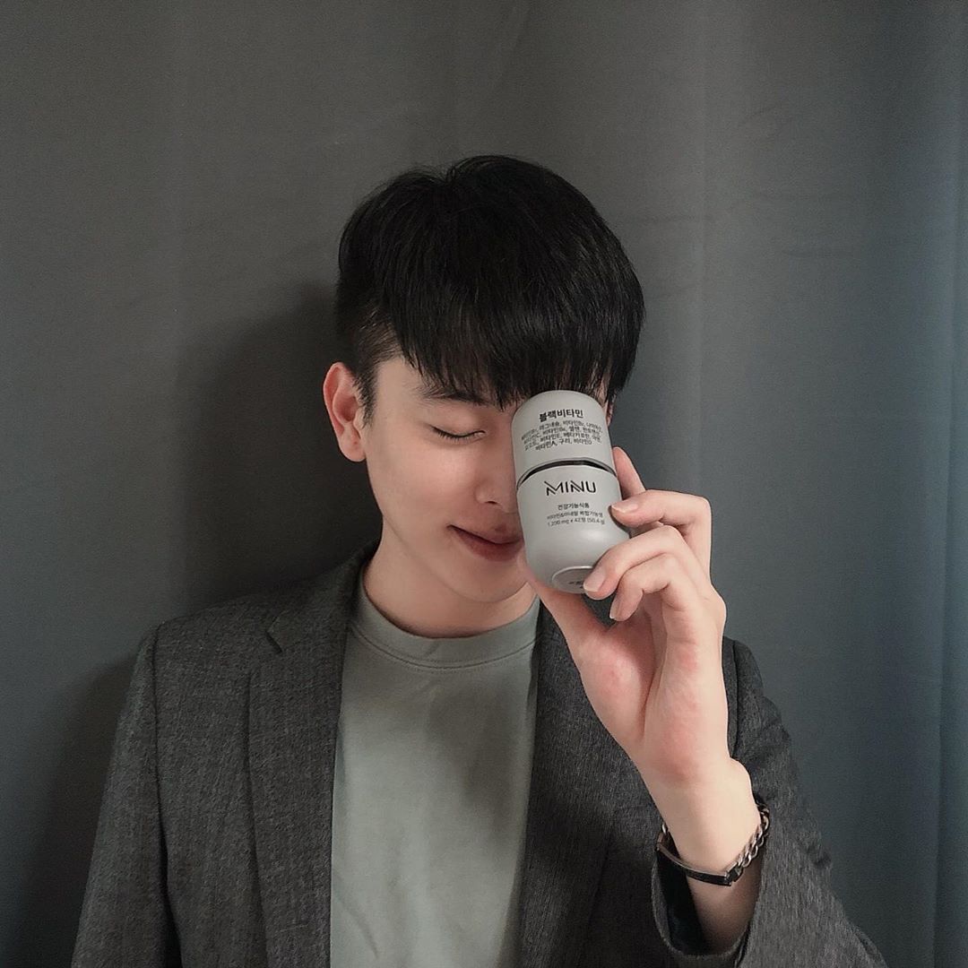 🅔🅤🅝 🅨🅞🅤🅝🅖 on Instagram: “비타민B을 포함한 15종의 비타민과 미네랄이  들어있는 미누 블랙비타민🖤 ⠀ 알람없이 일어날수있는 효과 ⚡️👍🏻 . . . #미누 #minu #미누블랙비타민 #블랙비타민 #미누비타민 #minu블랙비타민 #minu비타민 #미누멀티비타민 #미누종합영양제…”