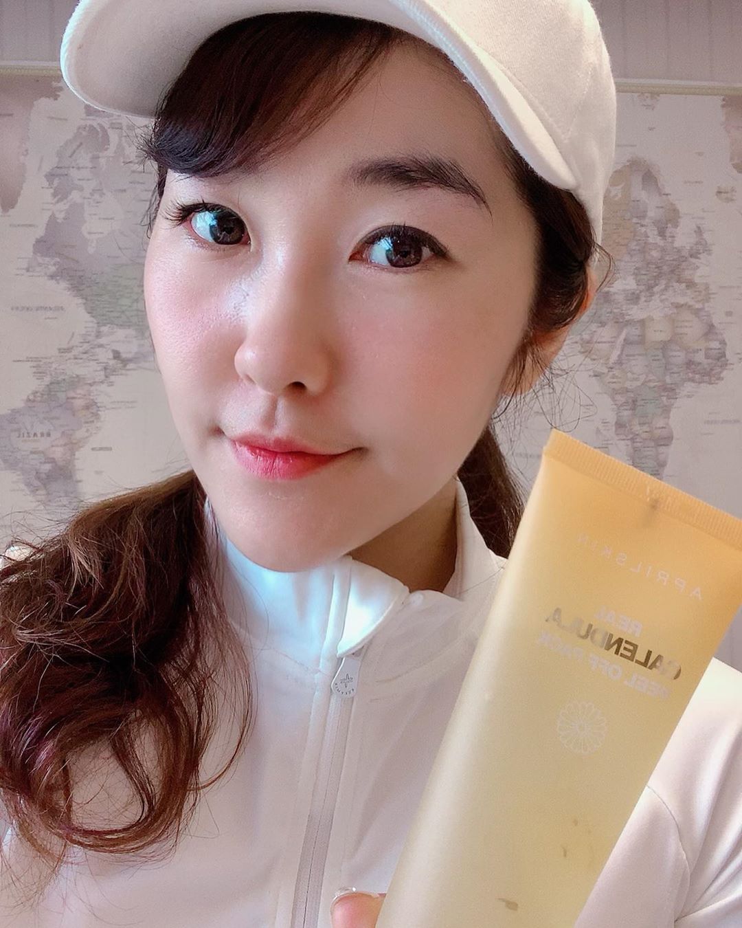 연극배우 배우리 (두연주) on Instagram: “에이프릴스킨 베스트셀러 아이템 '리얼 카렌둘라 필 오프 팩'은 피지를 흡착하고 각종 노폐물을 관리해주면서 카렌둘라꽃 원물이 피부에 수분을 공급해 매끈한 피부를 만들어주는 필 오프 팩이에용~ 하고나니까 피부가 매끈해져서 화장잘먹어욥  #에이프릴스킨…”