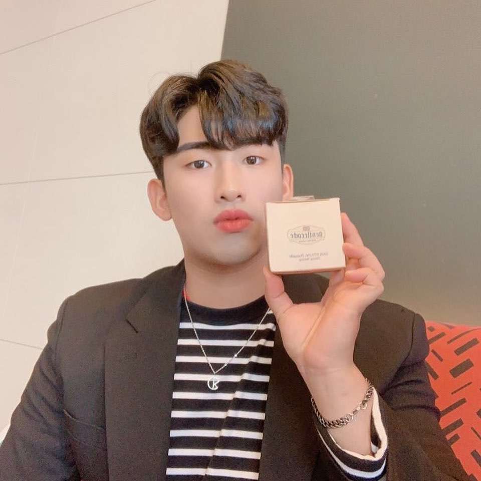 민엔젤입니다 on Instagram: “남성화장품 브랜드 [젠틀코드]가 CLASSIC LINE을 런칭했습니다. [젠틀코드]가 아리따움 매장 (서울에서 제주까지 전국 200여개 입점되었습니다!  제가 항상 머리스타일 내는 걸 좋아해서 항상 외출 전 왁스로 머리를 고정하는데 젠틀코드 왁스를…”