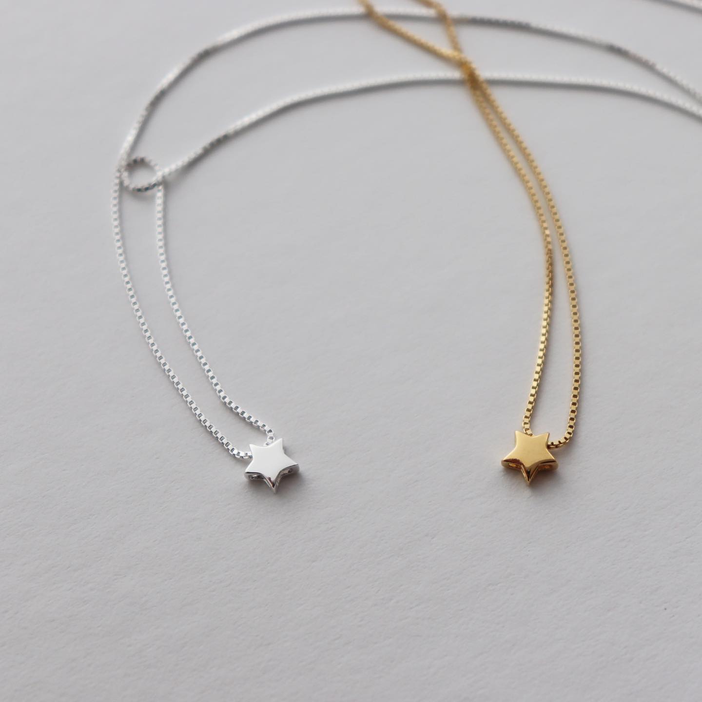 데일리로 착용하기 좋은 사이즈인
‘mini star necklace’입니다⭐️