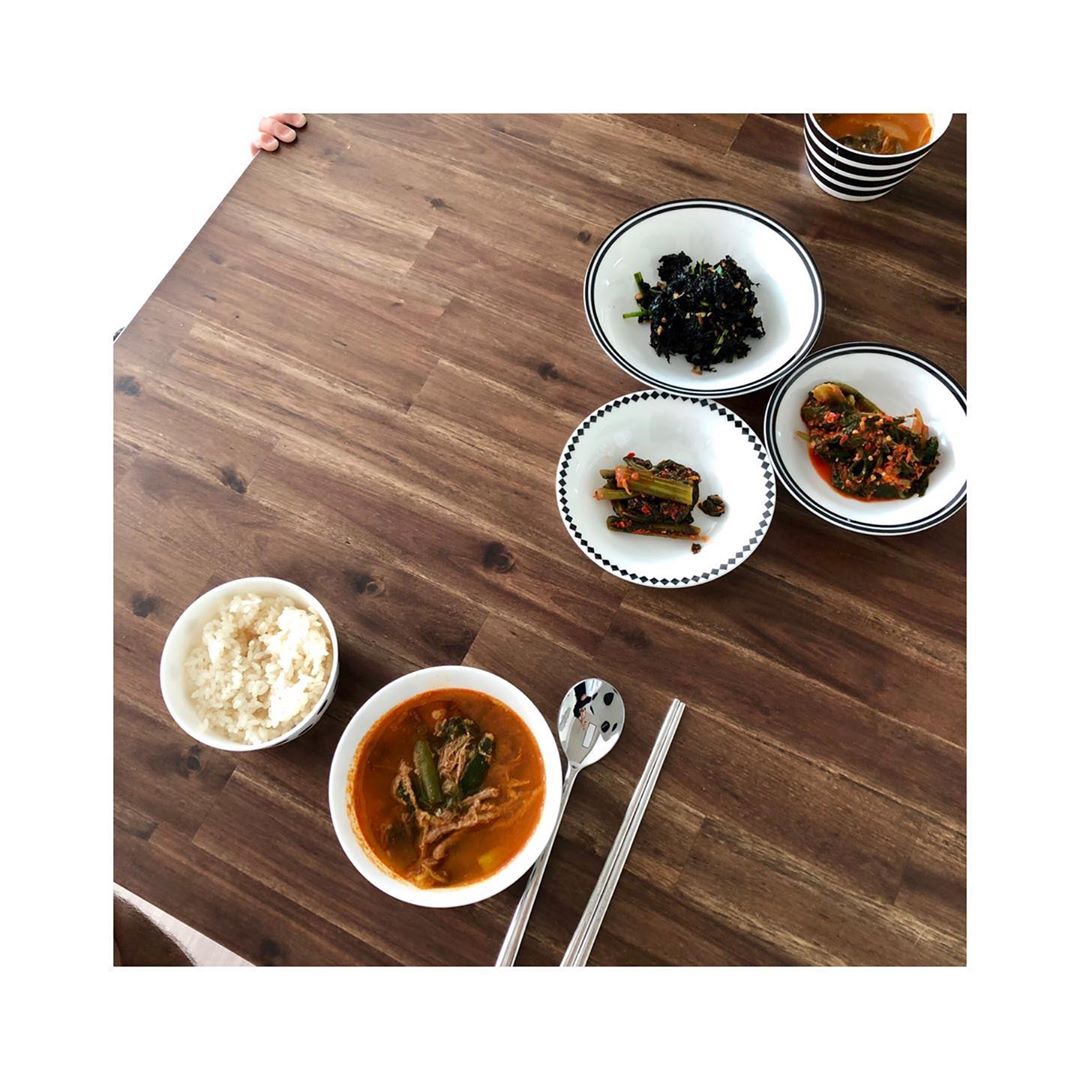 sᴜᴊɪɴ 👑 on Instagram: “우거지해장국이랑 육개장🤘🏻 푸드얍 국거리가 있어서 한끼니 집밥 뚝딱 !!! 너무 간편하고 조음 !!! 그냥 팩터서 냄비에 한번 끓이기만 하면 끄읏 ! 심지어 맛도 좋고 건더기도 마니 들어 있어서 다른 레토르트 국들이랑은 완전 차원이 달라버림💛…”