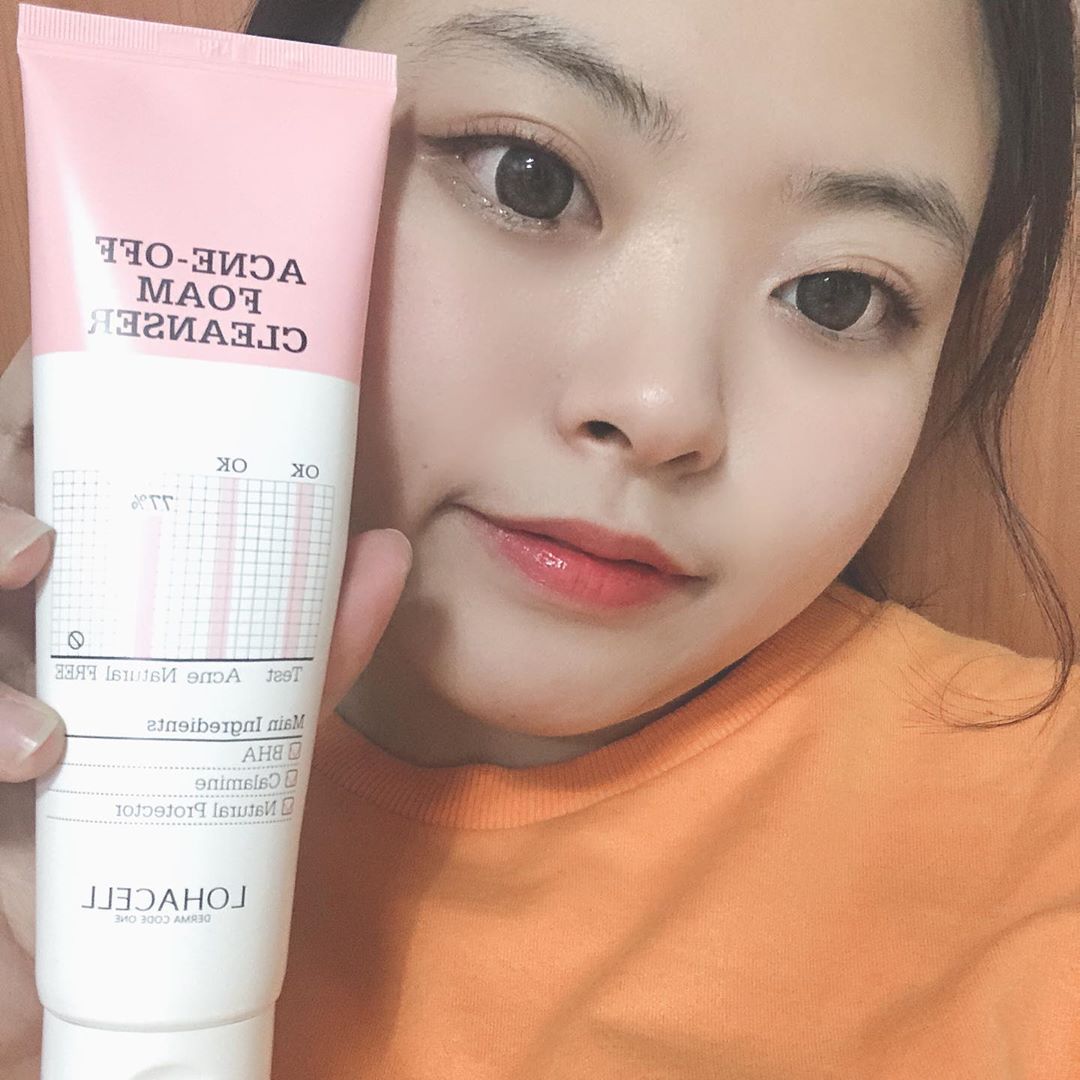 송찬미 on Instagram: “내가 삥꾸색 좋아하는거는 어떻게 알고⚠️ ⠀ 클렌징색도 핑꾸핑꾸 >.< ⠀ 여드름용 피부를 저격하기 위해 나온 제품이라 선택할 수 있다는게 너무 좋당 ⠀ 내 피부에 맞게 선택하면 된다는거👊 ⠀ 착색 심한 틴트로 지워봤는데 깔끔하게…”