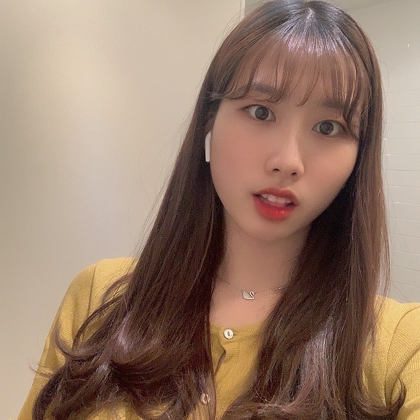정아현_98.09.01🌙 on Instagram: “드디어 뮤직팟 후기🎧  _ 에어팟과 엄청엄청 고민하다 구매하게 된 #뮤직팟 기대이상으로 매우 만족스럽게 사용중이에요😆 ‘밸런스’와 ‘그루브’ 두 가지 타입이 있어서 평소 음악 취향에 맞게 선택할 수 있고, 뒷면에 버튼하나 빼고는 에어팟과 사이즈 및…”