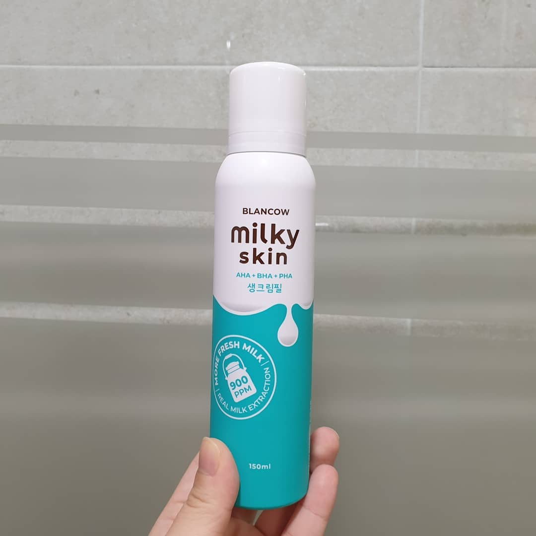 sᴡᴇᴇᴛ 2019🌸 on Instagram: “🐄블랑카우 밀크스킨 생크림필🥛 . 건조해지는 계절엔 필수 사실 4계절 필수템 필링제 ! . 타 고마쥬 타입의 필링제들은 도포>마사지>물세안>거품세안 의 번거로운 과정을 거쳐야 했는데 블랑카우 생크림필은 한번에〰️❣ 🥛생크림필을 짜서 얼굴에 쫀득하게…”