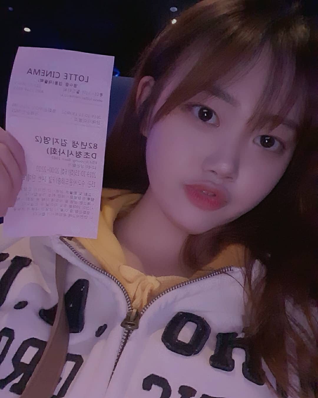 시온 on Instagram: “영화를 보는내내 가슴속이 굉장히 답답했다 여성 남성을 나누는 대사가 굉장히 많았는데 "여자는 ~~ 이렇게해야해"라는 대사들과 주인공 지영이 결혼을 하고나서 육아로 인해 어딘가에 갇힌듯 자신을 잃어버린듯한 줄거리로 그 답답함이 나한테까지 고스란히…”