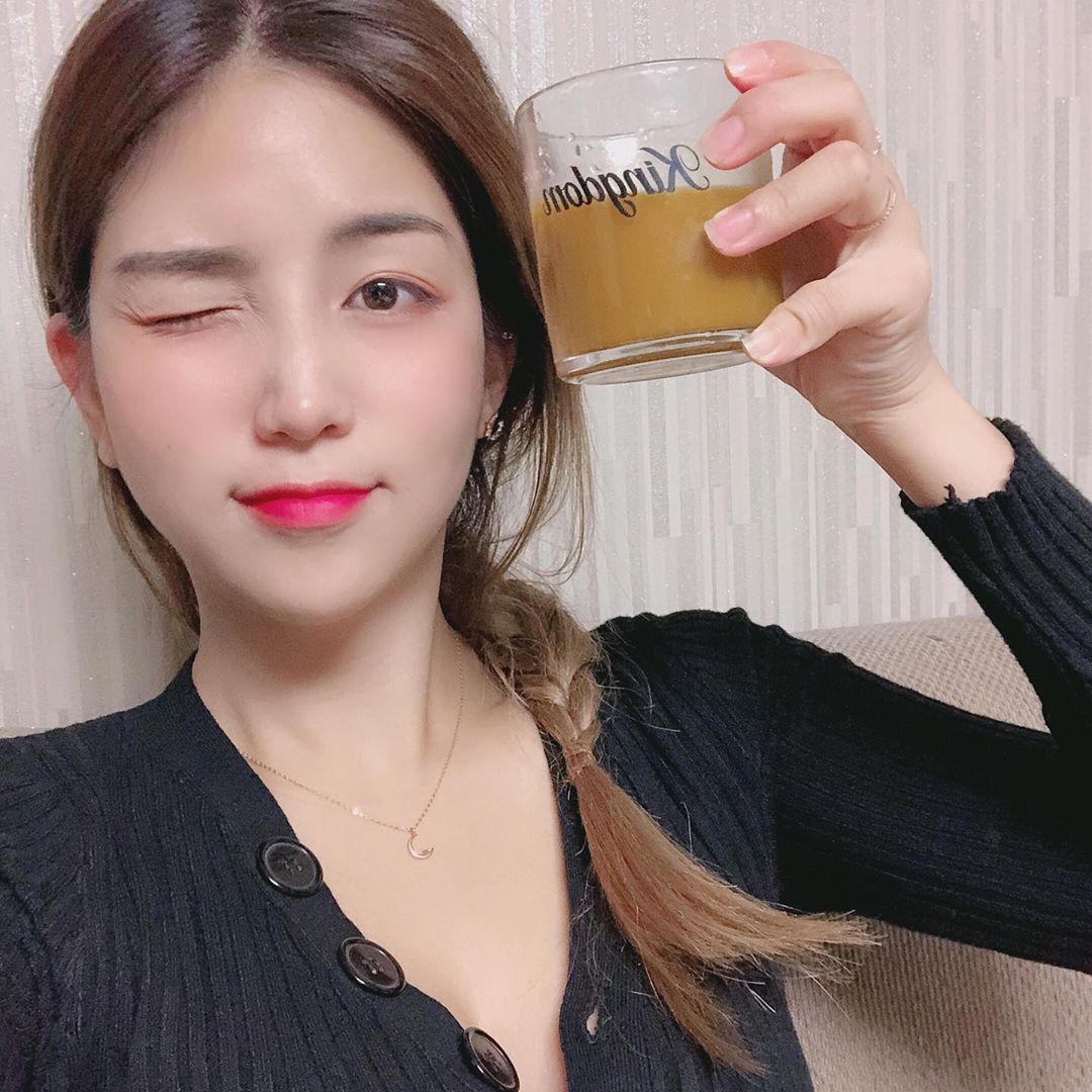 이로운 on Instagram: “체험단 신청한 즙이 왔두아..!!222 맵짠을 좋아하는 나는 붓지않기 위해 호박즙을 먹는닷 저온효소공법으로 원물자체를 녹여 진한맛과 컬러가 이제품만의 특징이래요!!