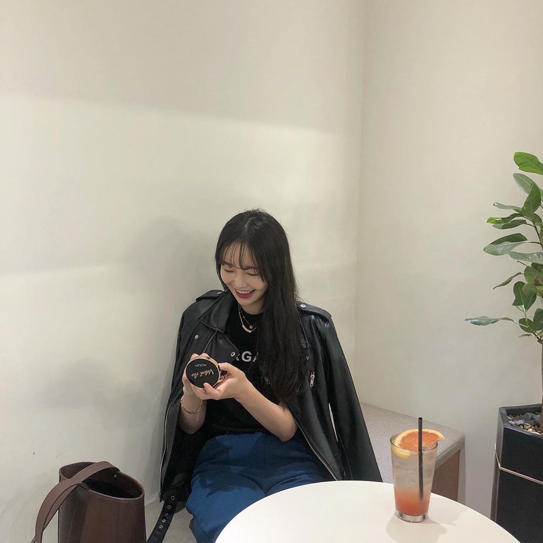 하니 on Instagram: “쉬드엘 벨벳에어에이블 쿠션을 사용하면서 확실히 뜨는 것도 없고 바르기도 되게 편했어요. 얇게 발리기도 하면서 약간 세미매트 한 느낌도 있어서 부드럽게 바를 수 있었어요! 커버도 잘되고 지속력도 좋아서 좋았구요, 저처럼 약간 건성이신 분들은 쿠션 사용…”