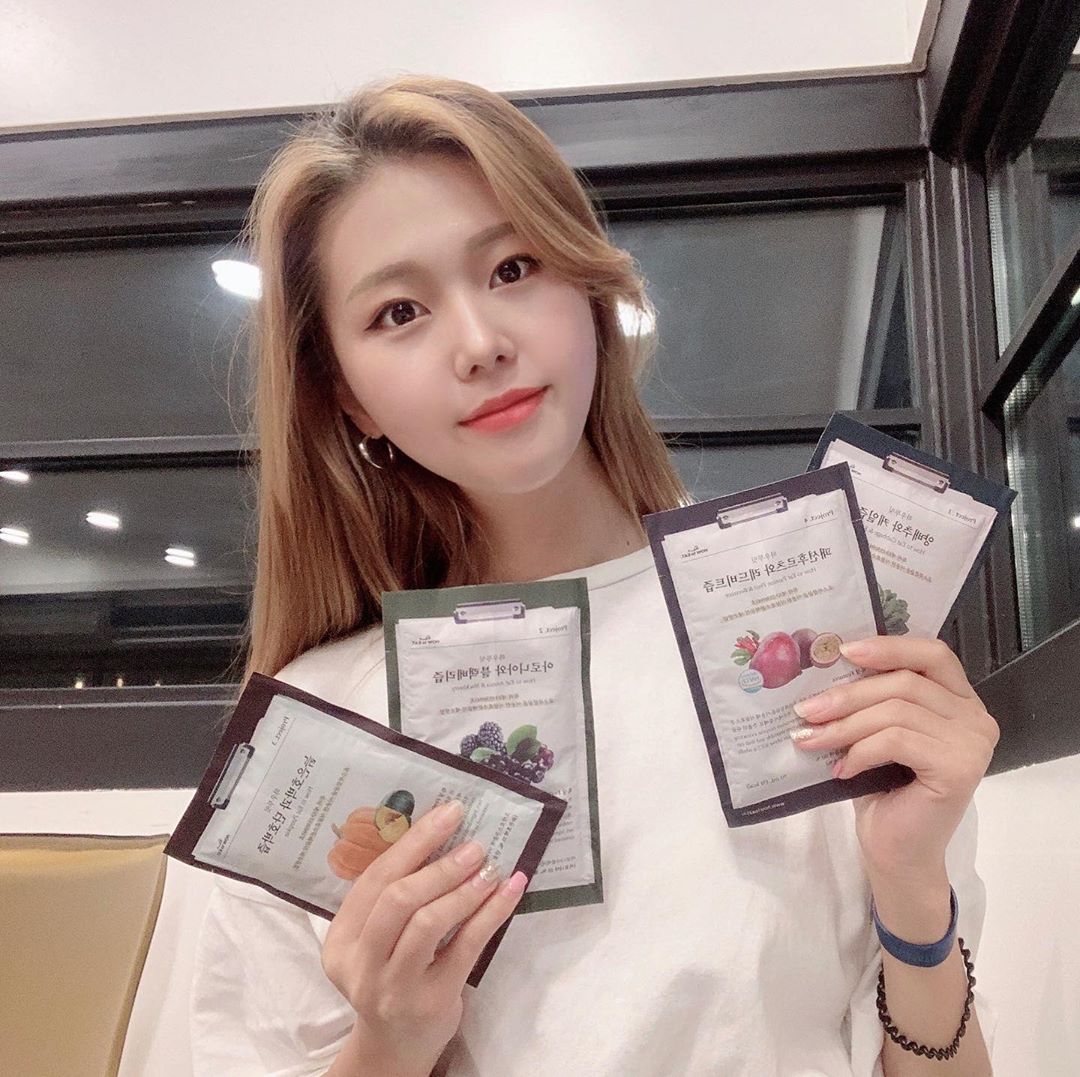 이도경 on Instagram: “내가 생각했던 건강즙은 맛없는줄 알았는데 즙이 맛있어서 1일1즙 실천중 
방부제 ,색소 ,설탕 없이 저온효소공법으로 원물 자체를 녹여 맛이진해유 ❤️”