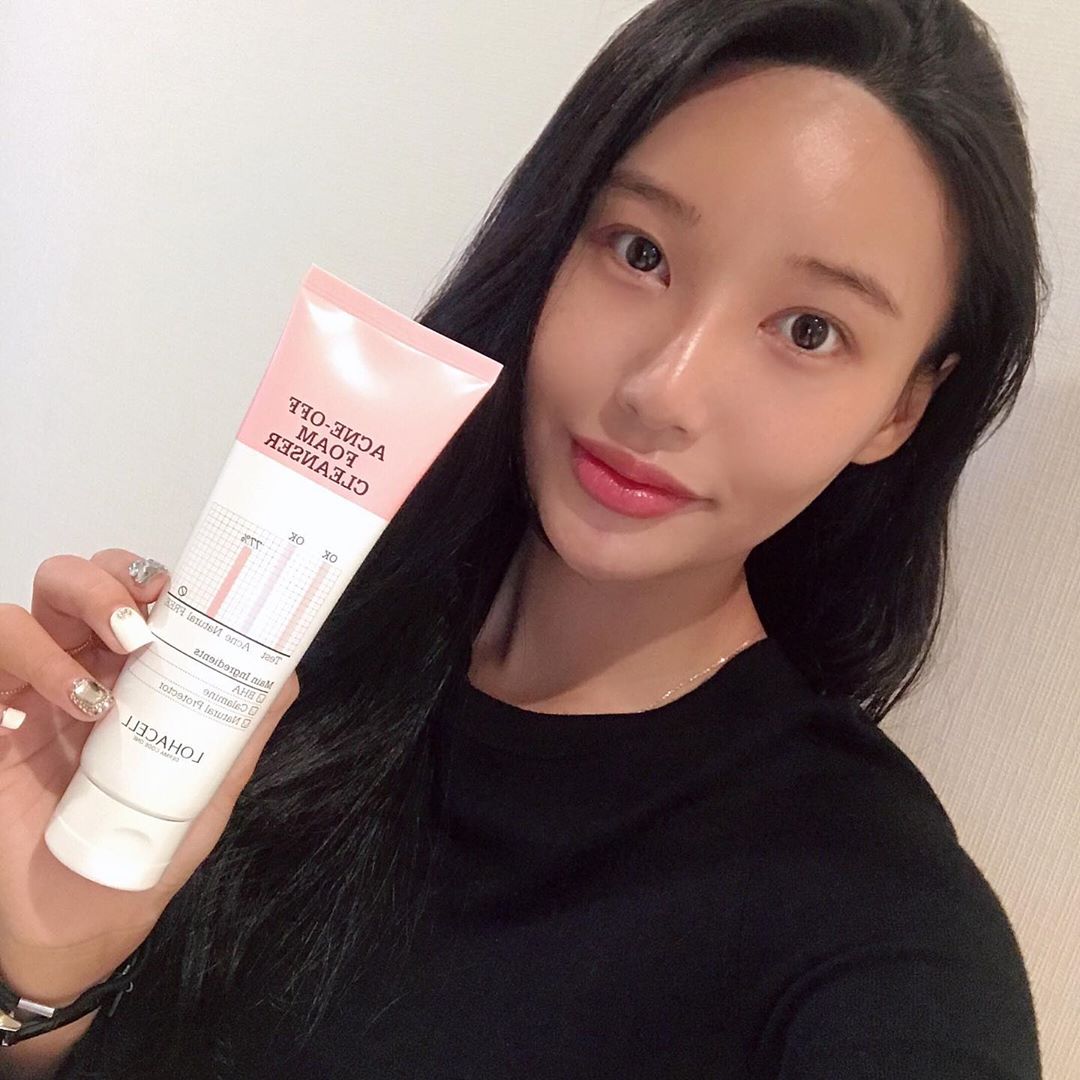 Eberyo [이버요] on Instagram: “폼클렌징이 이렇게 이뻐두되남ㅎㅎ 믿고쓰는 #로하셀 !!🤩 쫀쫀하고 풍성한 거품은 물론, 여드름 트러블 완화까지! 쓸때마다 기분좋아지는 핑크빛제형도 최고 ㅎㅎ #로하셀아크네오프폼클렌저  #아크네오프폼클렌저 #로하셀폼클렌징 #여드름관리 #트러블관리…”