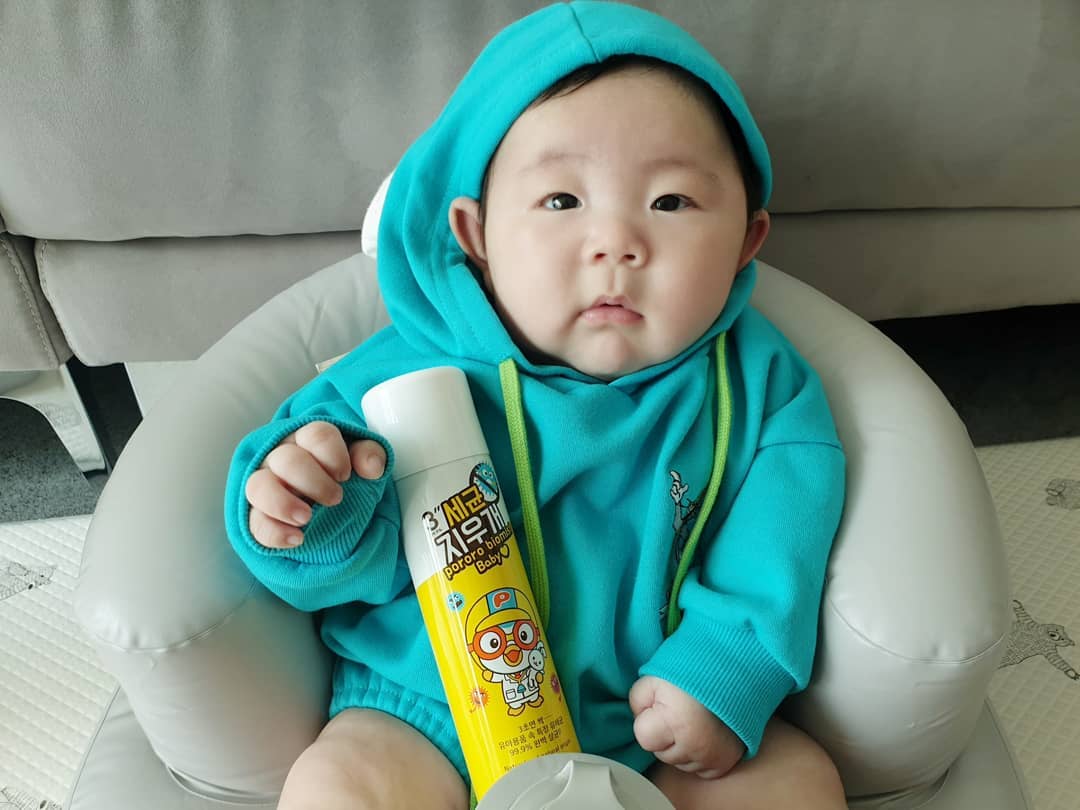 Yoondaae on Instagram: “. 화학성분없이 100% 천연유래성분으로 안심하고 쓸수있고, 3초면 싹 - 99% 완벽 살균 완료😊 . 유모차,카시트,장난감  어디에든 뿌려만주면 되니 편리하다  현명한 엄마의 우리 아이를 위한 3초습관🧚‍♀️ . 🏷 @biomist_official…”