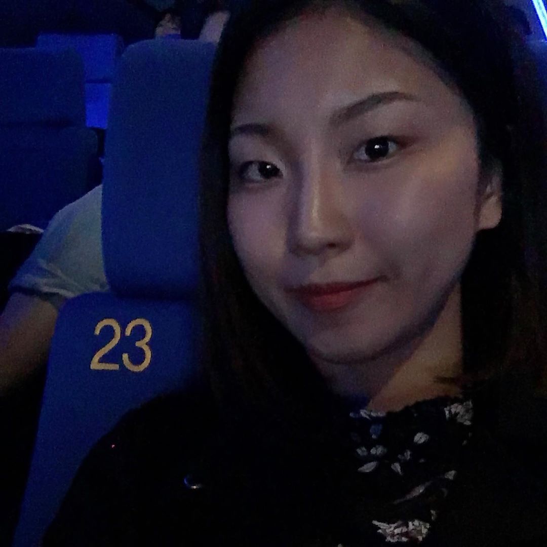 지희 on Instagram: “#10월23일개봉#마침23번자리 ⠀ 평범해보이는 한 여성의 일상을 보여주지만 잘 들여다보면 참혹하고 부당하고 억울한 것들을 잘 캐치한 영화다. ⠀ 관람 포인트 1. 대현은 나쁜 남편이 아니다 - 그는 꽤 괜찮은 반려자처럼 보인다. 아내와 교감도 있고…”