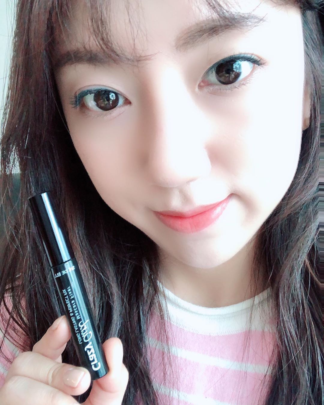 유니맘 on Instagram: “👉🏻 마스카라 사용전 #쉬드엘마스카라픽서 로 속눈썹 처짐없이 뭉치지 않게 픽서 시키기!! 👉🏻 한번 바르고 마르면 한번더 발라주면 오랜시간 컬링이 유지되는 #미친컬링  #크레이지픽서 👉🏻#데일리아이메이크업 으로 자연스러운 메이크업엔  픽서만 사용해도…”