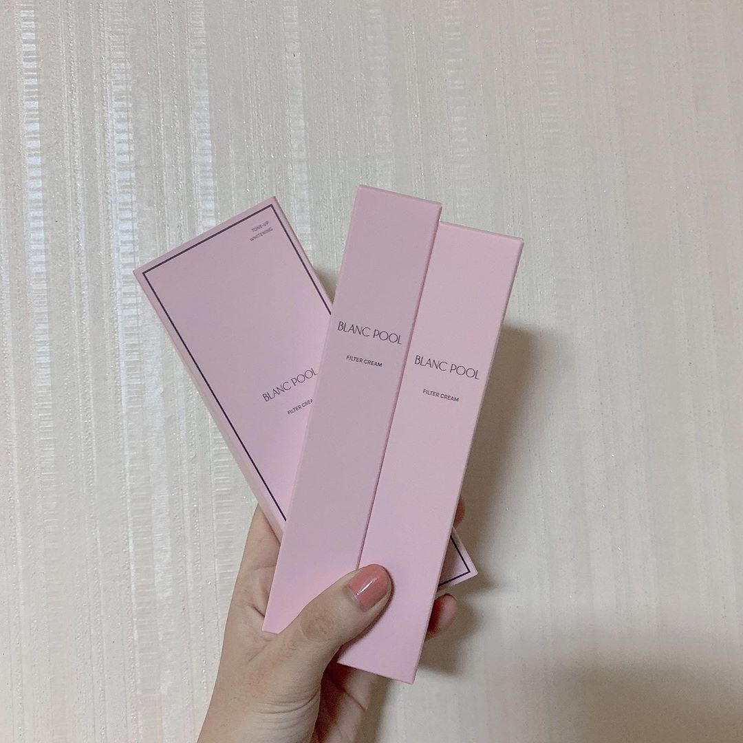 이나영 on Instagram: “⚡️블랑풀 필터 크림⚡️ 기존에 쓰고있던 톤업크림들은 너무 하얘져서 뭉침이 심하고 끈적임이 강했다면 이 필터 크림은 바를땐 촉촉하고 피부에 스며들면 자연스럽게 보송해지는 크림이어서 인생 톤업크림을 찾은 것 같아요 ❣️ #블랑풀 #필터크림 #블랑풀톤업…”