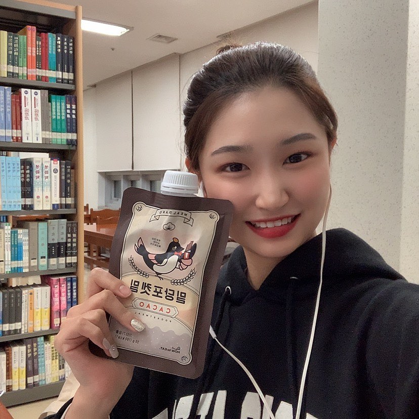 지수 on Instagram: “매일 간편하게 들고 다니면서 먹기 좋고 찬 물에도 잘 녹아서 더 편함❣️아침점심저녁 아무때나 먹어도 나트륨이 하나도 안들어가 있어서 다이어트하거나 붓기 뺄 때 개이득😉 게다가 카카오가 더 맛있음👻 . . . . . . . . .…”