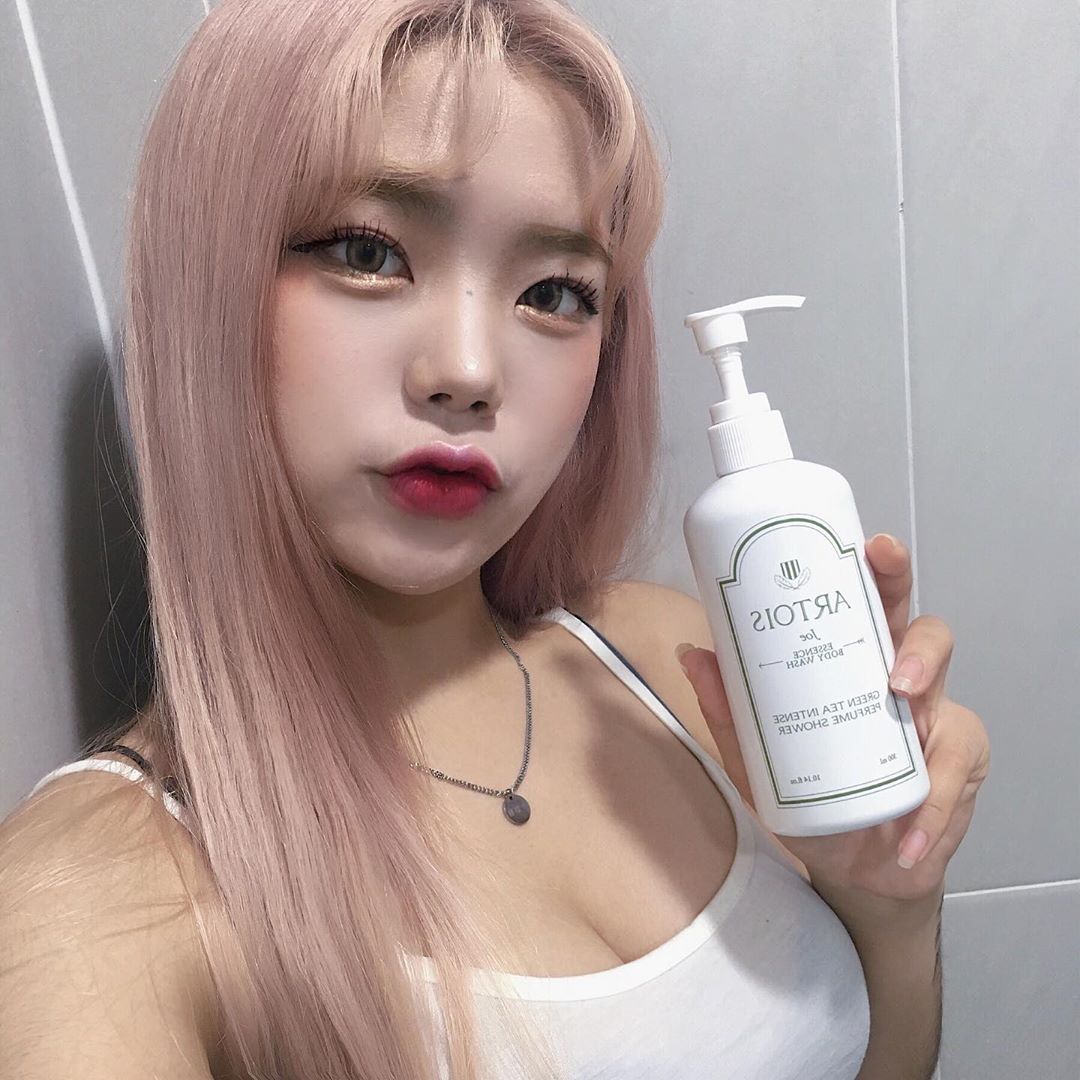 이채연 on Instagram: “🍼 식물성 성분으로 아기들도 쓰기 좋은 약산성 바디워시 🍼 테스트 하느라 손에 남은 향이 다음날까지 잔향도 남고 거품도 잘 생겨서 씻을 때마다 기분이 좋아진다 🧖🏻‍♀️✨ 향도 6가지로 다양하고 한정수량 30차가 넘을 정도 진행될 만큼 성분도 향도…”