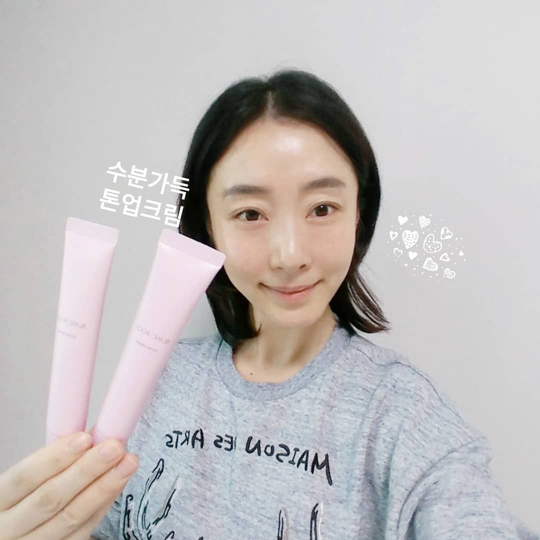 육아그램 부산맘 맘스타그램 아기스타그램 육아소통 on Instagram: “너무너무 자연스런 톤업크림 수분까지 촉촉 꿀템이구나😍  #블랑풀필터크림 #톤업크림추천  집에 있는 톤업크림도 네츄럴 하다 생각했는데  요제품은  소량으로도 정말 피부가 자연스럽게 밝아보여요😍  거기에 정말정말 촉촉하기까지💛  으흐흐#쌩얼인척 하기…”