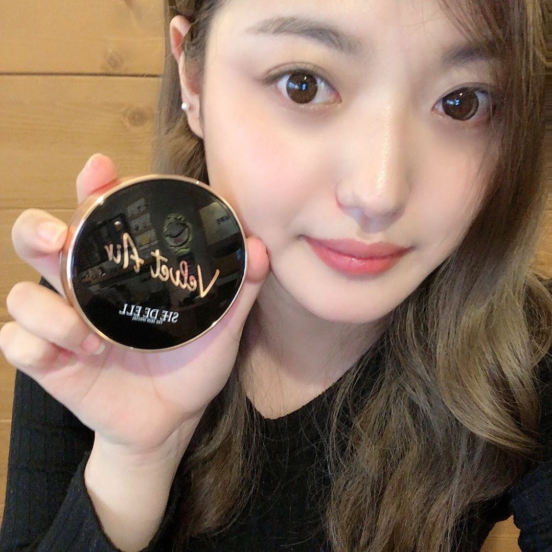 이슈이 on Instagram: “소량으로 착붙커버되는 쿠션 👌🏻👌🏻 🔜쉬드엘 벨벳 에어 에이블쿠션🙆🏻‍♀️🙆🏻‍♀️ 톤도 자연스럽게 나와서  자연스럽게 커버가능하고  소량만써도 얼굴전체 사용가능해요💁‍♀️💁‍♀️ 루테인성분으로 🐳블루라이트 기능차단🐳 . . . . . #쉬드엘…”