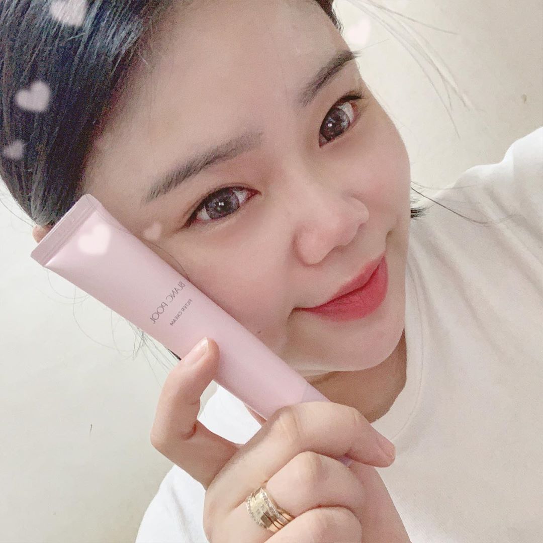 @9.29_hd on Instagram: “촉촉하게 내 피부처럼 발리는 미백크림 영상에 발림성 처럼 너무 촉촉하다..✨ 그리고 뚜껑이 캡으로 돼 있어서 한번 더 감동 😌 파데 바르기 싫어하 나한테 넘넘 좋은 꿀템이군💕 . . . #블랑풀 #필터크림 #블랑풀톤업 #블랑풀필터크림 #톤업크림…”