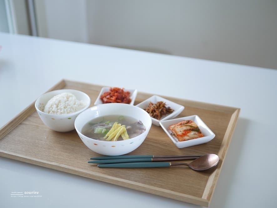 @sourire7525 on Instagram: “- 오늘 남편이 태국으로 5일간 여행가요 다들 왜 같이 안가냐고하는데 저는 애들봐야쥬😭 괜찮아요~저도 12월에 스페인가니까😆 . . 태국가면 더운날 열심히 걸어다니며 관광해야하니 가기전에 체력보충하라고  소머리국밥하고 도가니탕 끓여줬어요 .…”