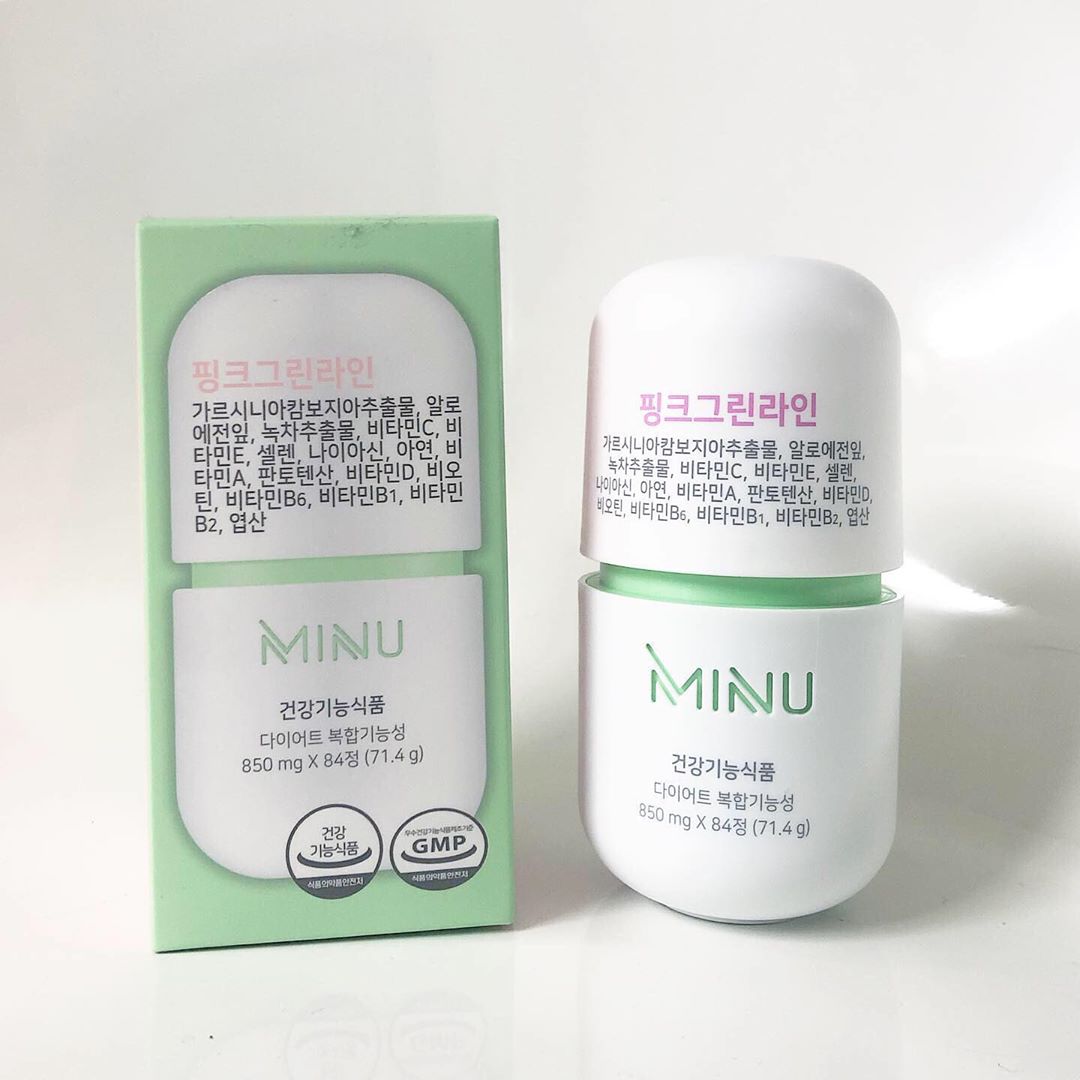 미뇨이 on Instagram: “탄수화물이 지방으로 합성되는 것을 막아주는 가르시니아 추출물과 체지방 감소에 도움을 줄 수 있는 녹차추출물 카테킨, 그리고 원활한 배변활동에 도움을 줄 수 있는 알로에전잎이 포함되어 있는 미누 핑크그린라인 ෆ”