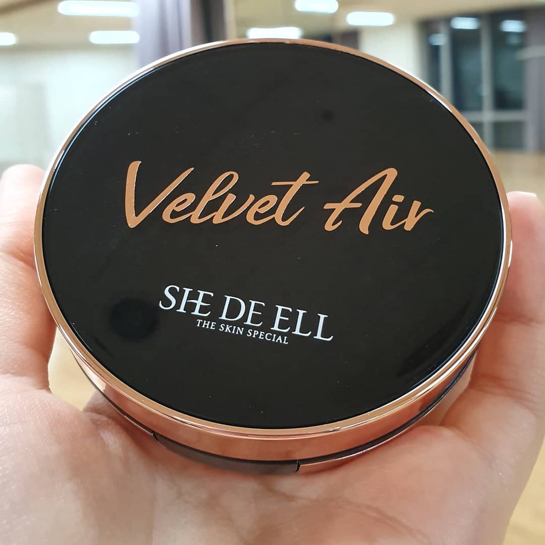 깽이❤ on Instagram: “💣쉬드엘 벨벳 에어 에이블 쿠션💣 평소에 21호를 쓰고, 미샤초공진비비는 22호가 있어서 22호를 즐겨 사용중인데..쉬드엘 벨벳 에어 에이블쿠션은 다른21호보다 조금 더 환한느낌! 좀 자연스러운 피부표현을 원하는 나랑은 잘안맞지만 잡티 여드름…”