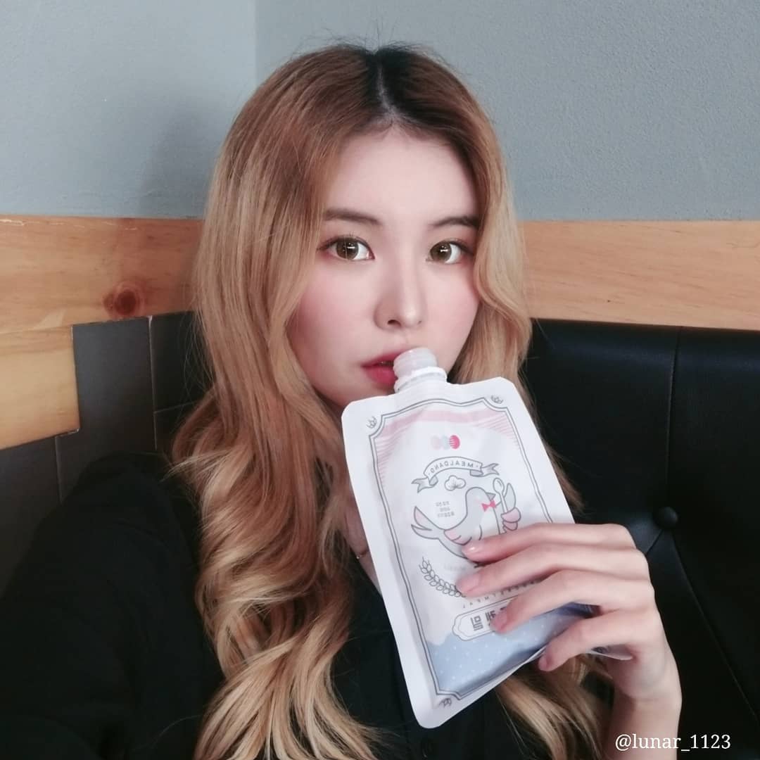 루나model/influencer🌙 on Instagram: “요즘 들고다니면서 먹는 포켓밀:)
라이트는 저칼로리, 저당, 저나트륨으로 식단관리 하시는 분들의 맛있고 가벼운 한 끼로 좋아요!”