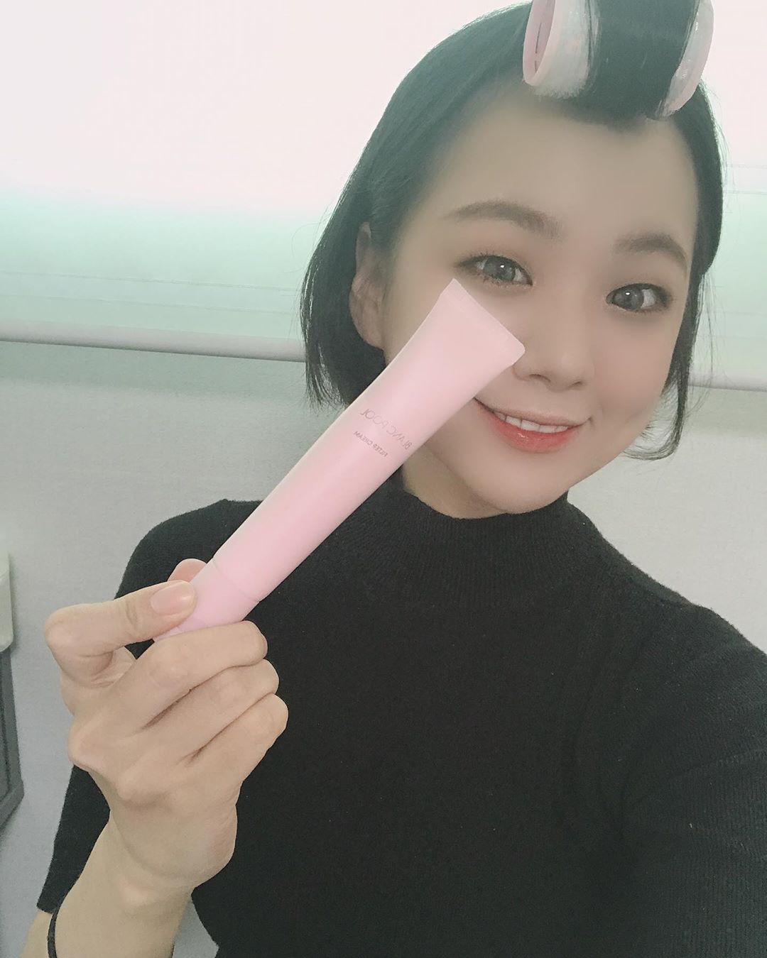 Ji-young Mun on Instagram: “요즘 리뷰에 맛들려서 신청하는데 막상 당첨이 되니까 놀람 ㅎㅎ 근데 이거 톤업크림 찐 파데프리 해봤는데 정말 파데가 필요없음 톤업크림 1차로 깔고 컨실러로 잡티만 가려주고 톤업크림 2차로 깔면 끝! 파데 안바르니 화장도 잘 안뜨고 피부가 가벼운 느낌…”
