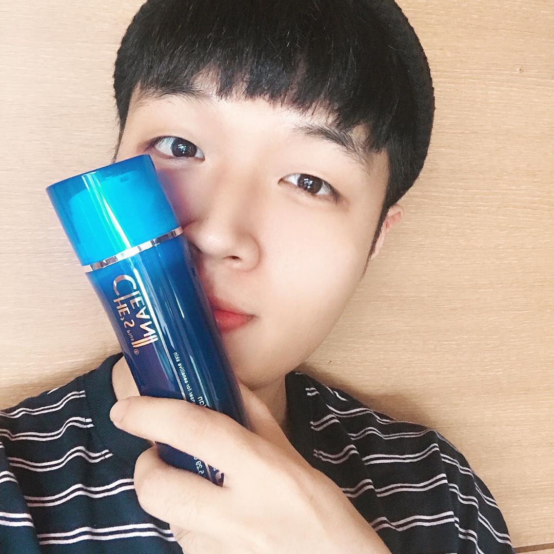 22, 동우 on Instagram: “히즈클린 포맨 남성청결제💫 이번에 히즈클린에서 포맨으로 남성청결제를 내놓았어요! 남성화장품의 베이스제품처럼 심플한 외형으로 가만히보면 스킨같은데 남성청결제 랍니다!!🤔🤔 향도 거리낌없이 시원하고 청량감이 있네요ㅎㅎ제형은 동영상에 보이듯이 젤처럼…”