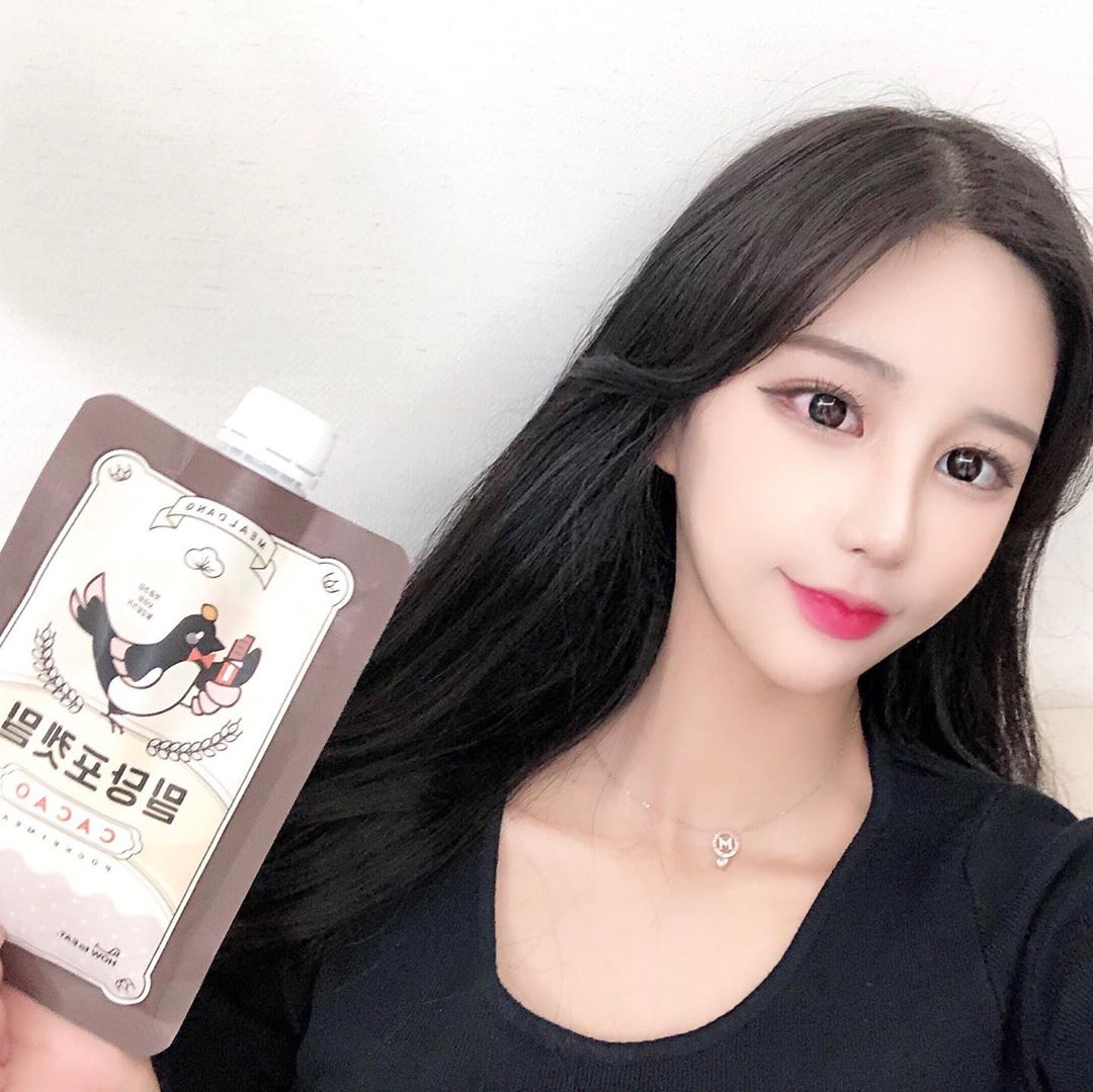 송선아 on Instagram: “먹기편해서 자주먹는거 개인적으로 물이나 우유 조금 넣어서 찐하게 먹으면 존맛 ! .
.
.
.
.
#밀당포켓밀카카오 #카카오닙스 #밀당포켓밀라이트 #다이어트식단 #다이어트 #식단관리”
