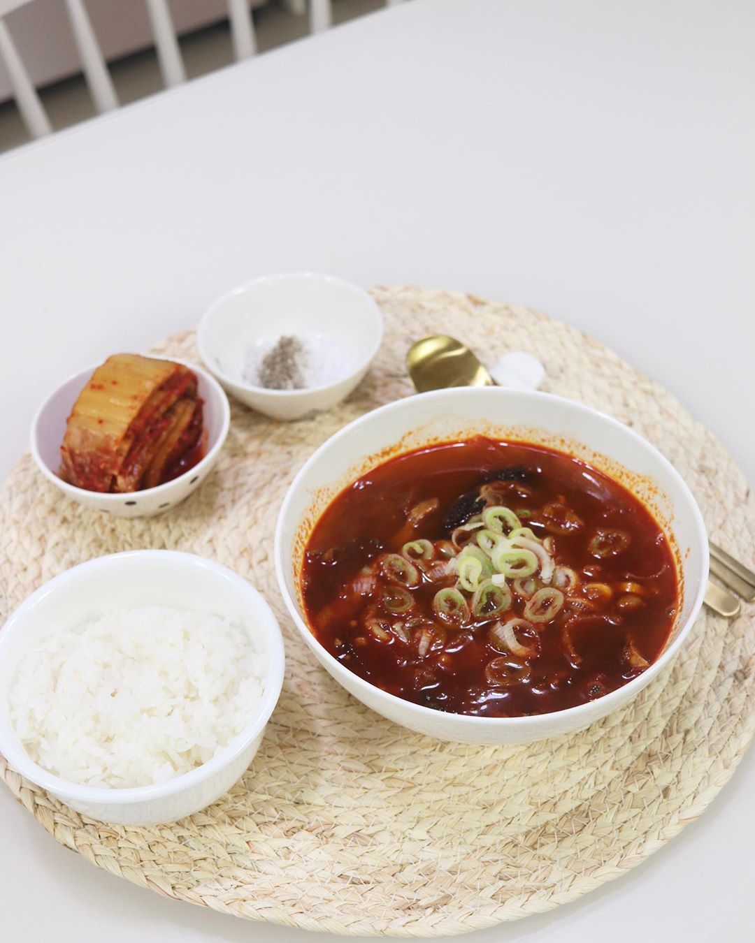 ṡᴱᴼᴸᴴᴱᴱ on Instagram: “탕매니아남편에게  간편하게 차려주기 좋은 삼청동뚝배기🍲 빨간국물 땡긴데서 한우내장탕으로~ 냉동된거 뜯어서 5분 끓이면 끝. 생각보다 건더기도 많고 쌀쌀해진 날씨에 딱이라고 하네영 편해서 종종 해줄것같아요ㅋㅋㅋ  @food_yap 회원가입시…”