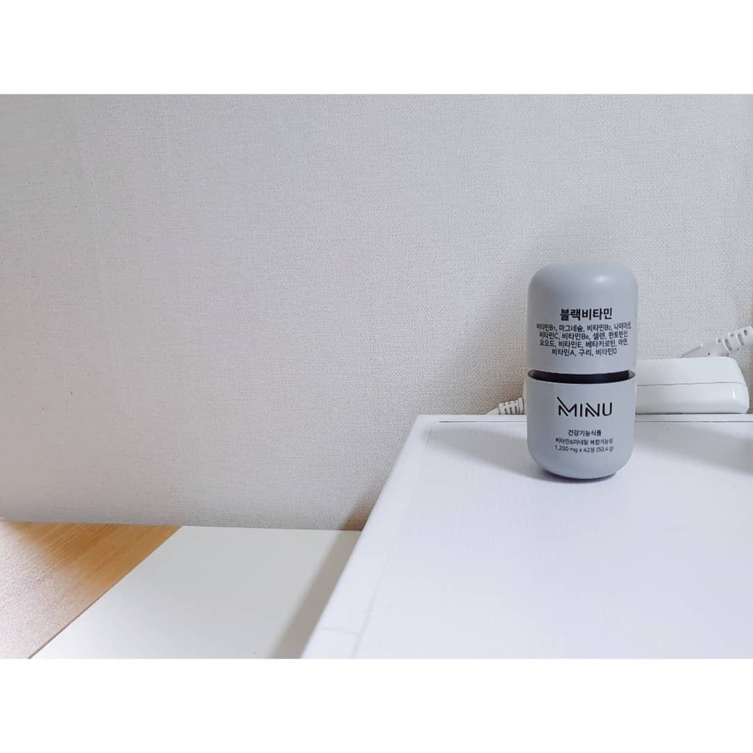 Jeje(제제) on Instagram: “야근이 잦고, 주말 출근도 자주 하는 남편을 위한 미누 블랙비타민🖤 바쁜 업무 때문에 만성피로를 달고 사는 남편님..😭 전에 몇몇 영양제를 구매해서 챙겨줬었는데 효과가 없던 적이 대부분이라 이번엔 뭘로 사줘야 할지 고민했어요. 그런데 요 블랙비타민은…”