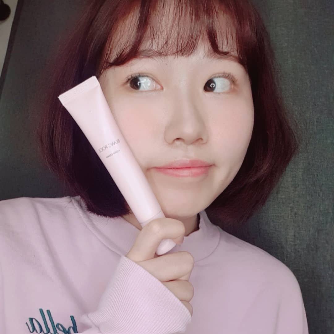리뷰어💄 on Instagram: “여러분 이제까지 알던 미백크림과다른 블랑풀신상필터크림을 제가한번 써봤는데요 촉촉한발림성과 산뜻촉촉한 마무리에  자연스러운 톤업으로 저의 마음을 사로잡았습니당⭐ 촉촉한제형이라 톤업베이스로도 추천드립니다 미백크림과함께 쌩얼메이크업 해봤는데  어떤가요…”