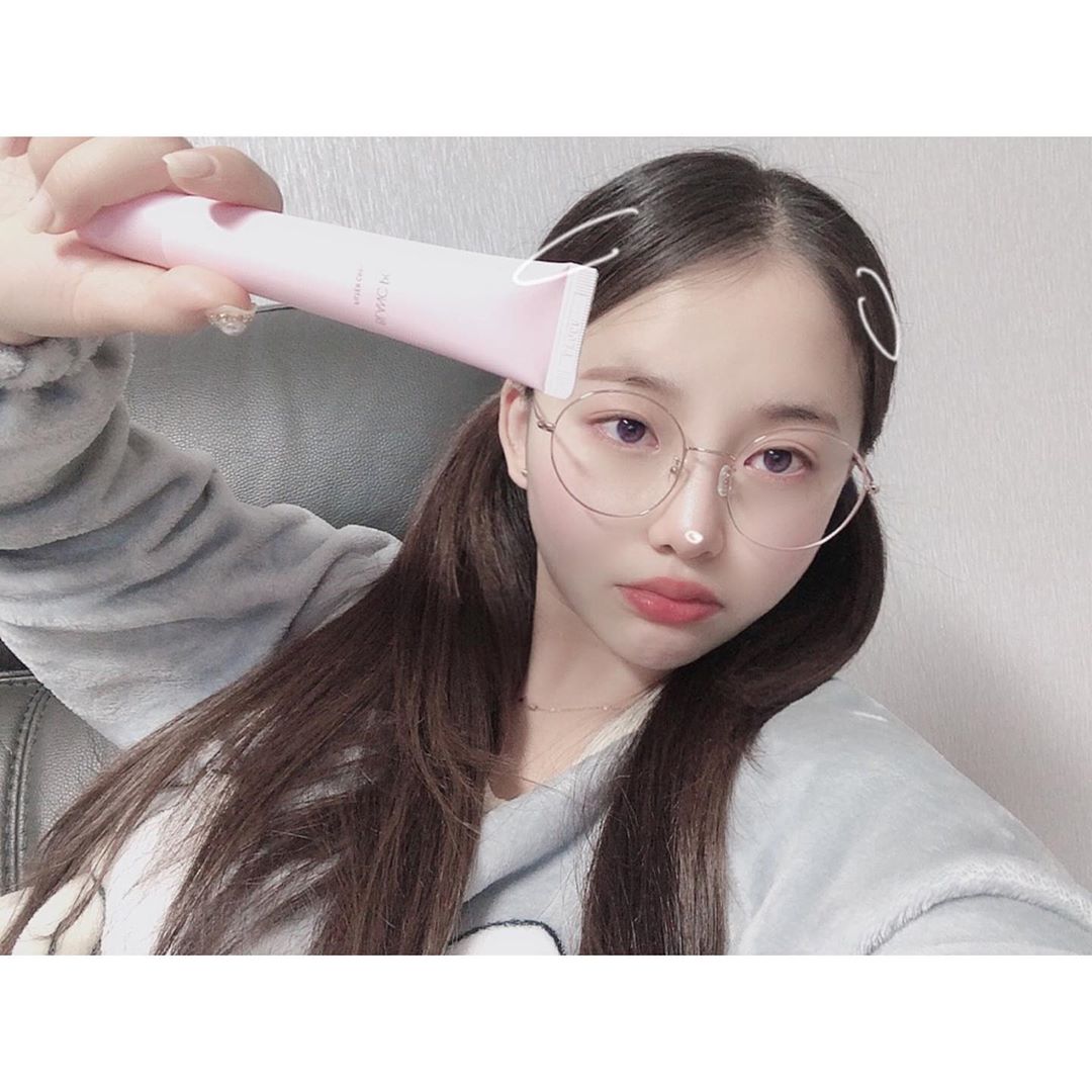 private DM❌❌❌ on Instagram: “샤워하고 요것만 발랐는데 피부 넘나리 하얘짐,, 썬크림 잘못 발라서 허예지는 모양새가 아니라 자연스럽게 복숭아처럼 뽀얘진댜ㅠ_ㅠ🍑 제형이 꾸덕하지 않고 묽어서 요거 깔고 메이크업 해도 밀리지 않아 베이스로 만점일 듯!!👍🌟…”
