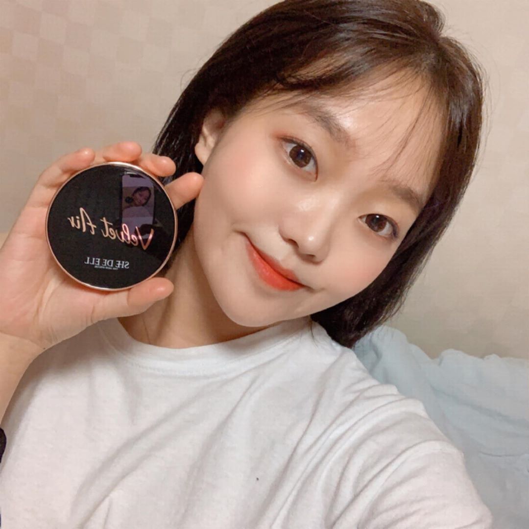 희수 Lv.23 on Instagram: “💎쉬드엘 벨벨 에어 에이블 쿠션💎 . . .  수정화장이 필요없어요!🙅🏻‍♀️ 블루라이트 차단인 루테인이 들어가 있어 피부를 보호하며 메이크업이 가능한 제품임미당 조금만 토닥토닥해줘도 금새 얼굴톤이 바뀌기때문에 두꺼운 화장이 아닌 빠르고 얇은…”