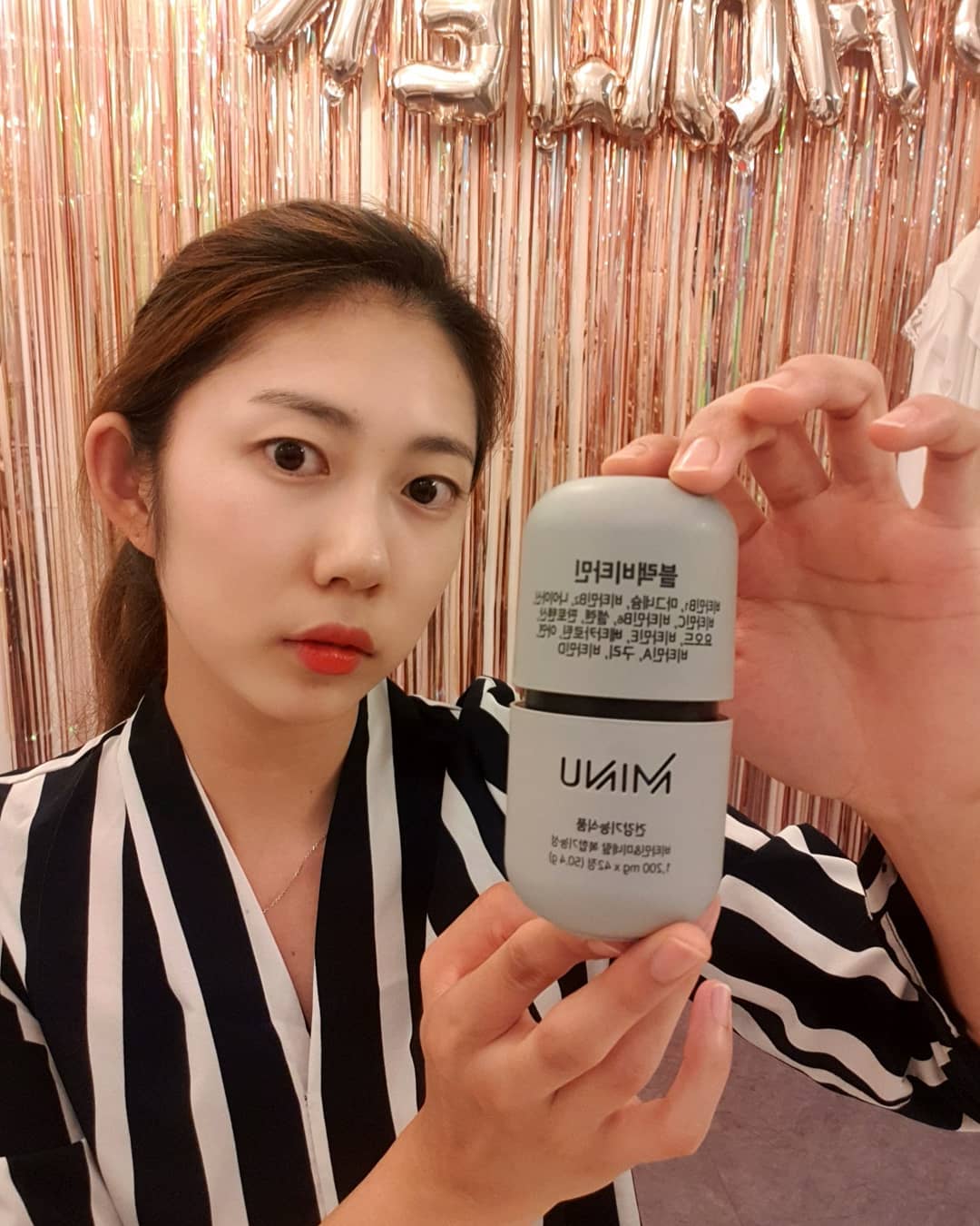 옥토끼 on Instagram: “#화요일 . . . 매일 야근해서 힘들지? . . . 잠을 자도 자도 피곤하다고하는 만성피로 남친몬에게 선물로 블랙비타민을!! 피로개선에 좋은 비타민B,미네랄,16종의 부원료가 함유되어 있어서 남자들에게 추천! . . . #미누 #minu…”