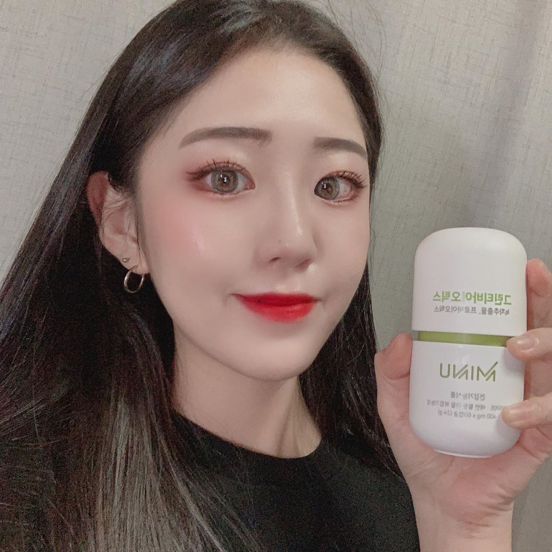 @_____h.min on Instagram: “간편하고 건강한 다이어트🌱 [미누 그린티바이오틱스] ⠀ - 건강한 장 환경과 원할한 배변활동에 도움이 되는 다양한 유산균과 체지방 감소에 도움이 되는 녹차추출물 카테킨이 포함되어 있어요! - 하루 1번 2캡슐 섭취로 간편하게 건강한 다이어트를…”