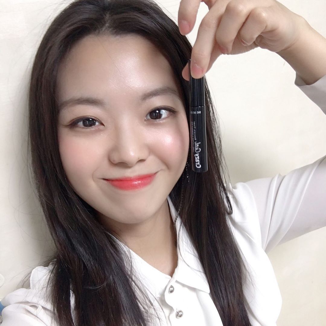 Rachel | 명불허젼 on Instagram: “. 마스카라 전에 뷰러하고 픽서로 슉슉 올려주니, 고정력 ⬆️ 픽서 처음 써봤는데, 사용 전/후 속눈썹이 확실히 다르긴 하다. 속눈썹 내건데 길고 풍성해서 좀 예쁜듯 호호🖤 . . . . . #쉬드엘 #SHEDEELL #쉬드엘크레이지컬마스카라픽서…”