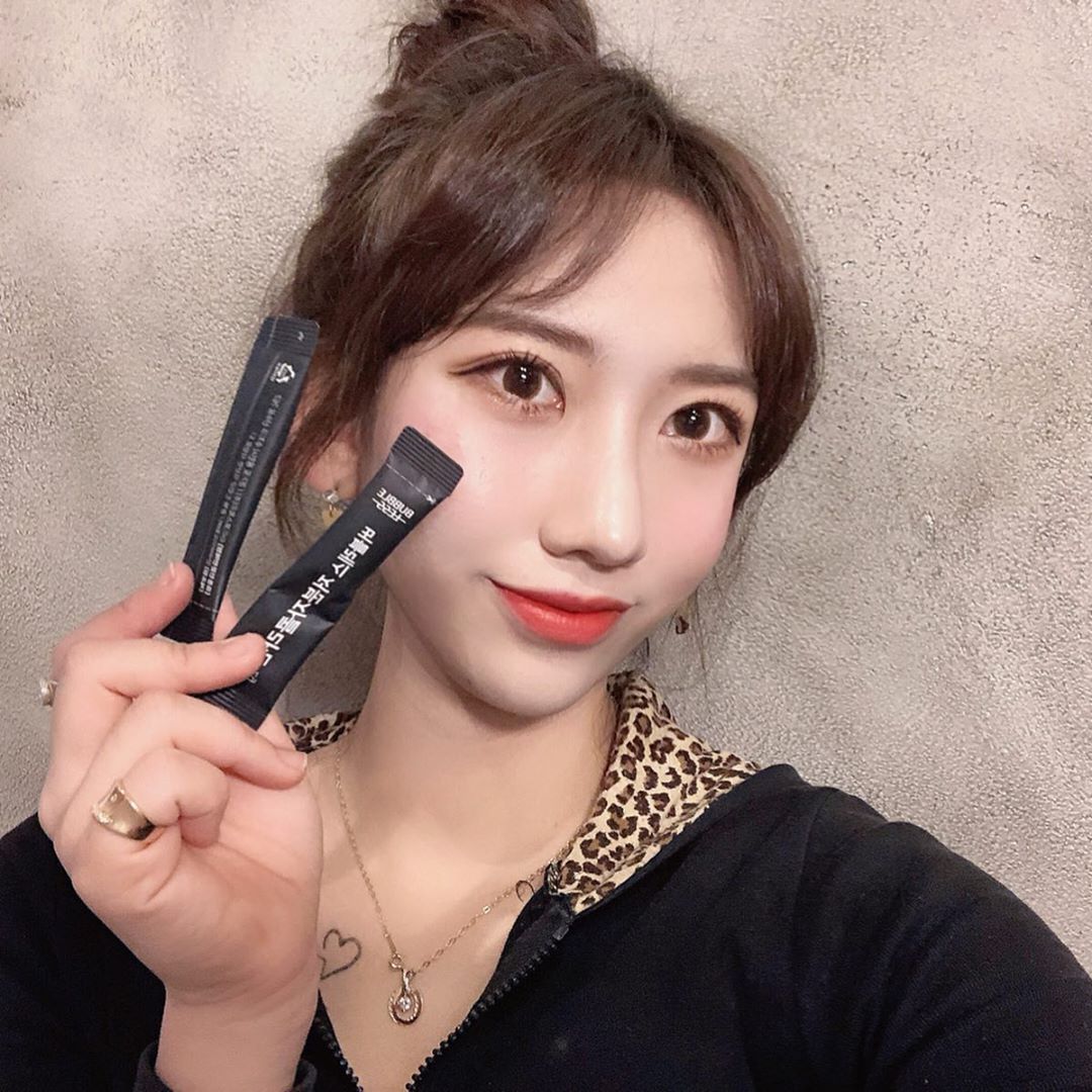 @hyeaomi on Instagram: “#버블레스콜라겐 🍋 비타민 B, C가 함유되어 상콤한 레몬맛 💛스틱 포장이라 간편하게 하루 하나씩 챙겨먹는중 😘 #저분자피쉬콜라겐 이라 체내 흡수율 최고라요 👍🏻 #좋아요 #버블레스 #버블레스저분자콜라겐 #먹는콜라겐 #좋반 #셀피 #협찬 #협찬문의…”