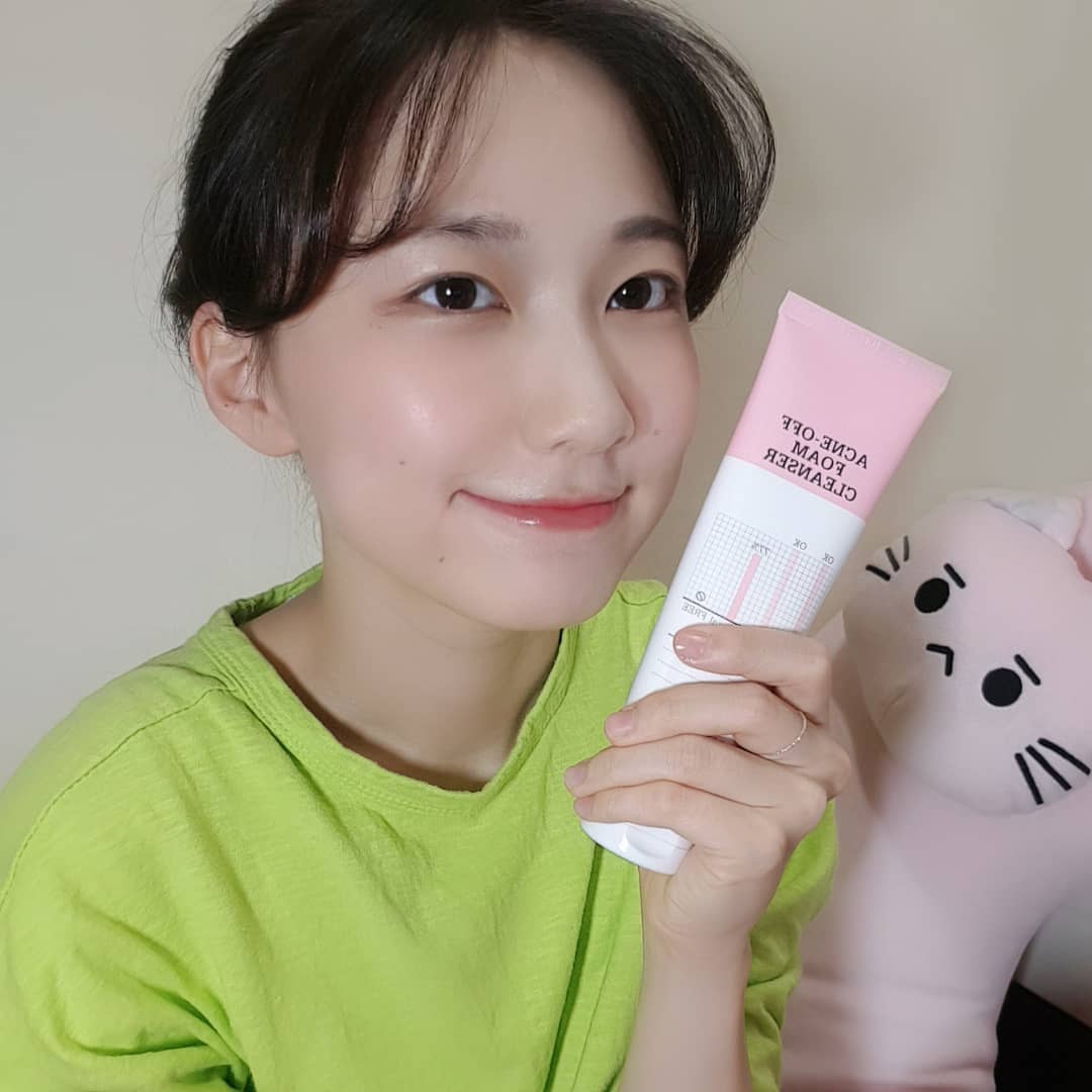 [예은]ღ on Instagram: “로하셀 폼클 비교!♡ 하나는 여드름용, 하나는 민감성 피부를 위한 약산성 폼클이에요 ! (약산성폼클 세이브미는 쭈우욱 밑에 게시글에 있어요) . 여드름용(아크네오프) VS 약산성 민감용 (세이브미) 간단히 비교해볼게요! . ▪️마무리감 : 아크네-…”