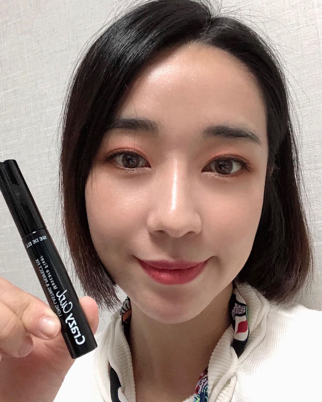 뵤니닝 on Instagram: “쉬드엘 크레이지컬 마스카라 픽서 마스카라를 사용하기 전 쓰는건데 속눈썹을 한올한올 아찔하고 힘있게 컬링해주는 요즘 내 최애템 무엇보다 번짐이나 쳐짐없이 하루종일 유지시켜주는 마스카라 픽서라서 맘에 들오 눈물때문에 판다처럼 번지지도 않고 평소 판다처럼…”
