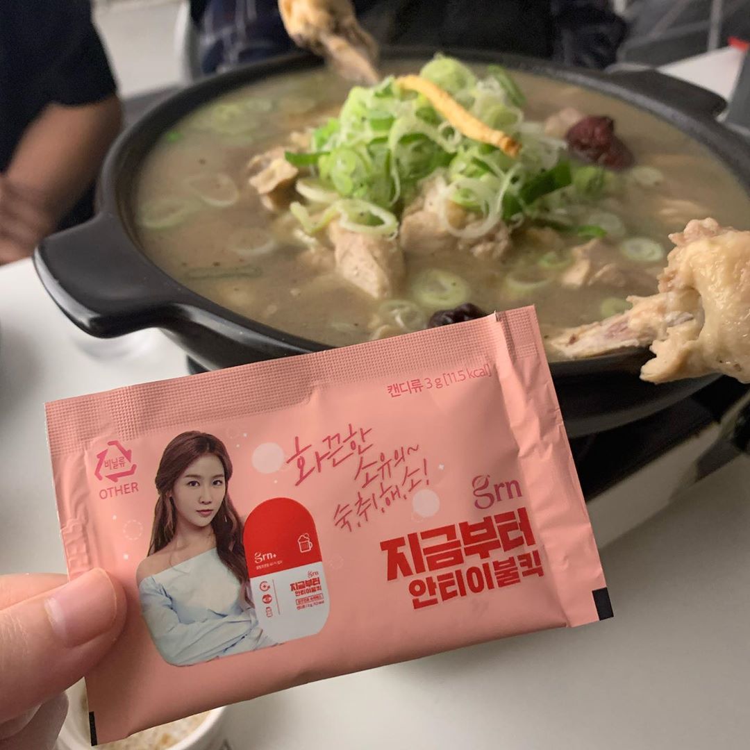 우 진 on Instagram: “알쓰인 나를 위한 숙취해소제💛💙 평소 약 형태로 되어있는 숙취해소제는 먹기 힘들었는데 이건 사탕처럼 씹어먹으면 되니까 넘 좋다 숙취는 이제 안녕~! #GRN #GRN안티이불킥 #안티이불킥 #GRN숙취해소제 #지알엔 #지알엔안티이불킥 #지알엔숙취해소제…”