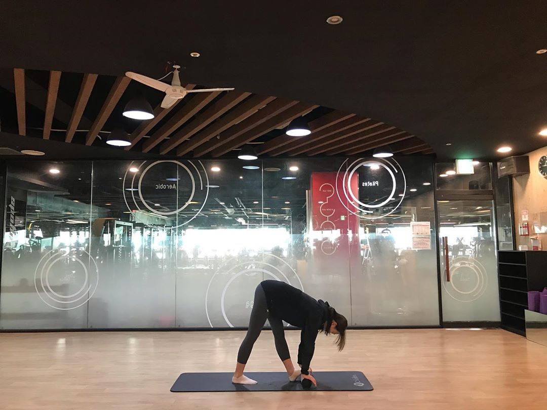 최송이 🇰🇷 on Instagram: “평소에 폼롤러를 너무너무 좋아하는 필라테스 강사 최송이입니다 ! 이번에 만난 이 마사지바디롤러는 제가 실제로 사용 해 보았는데 너무너무 시원해요. 폼롤러보다 작아서 헬스장 갈 때 가방안에 쏙 넣어서 챙겨 갔어요.  집에있는 폼롤러보다 단단하고 더…”
